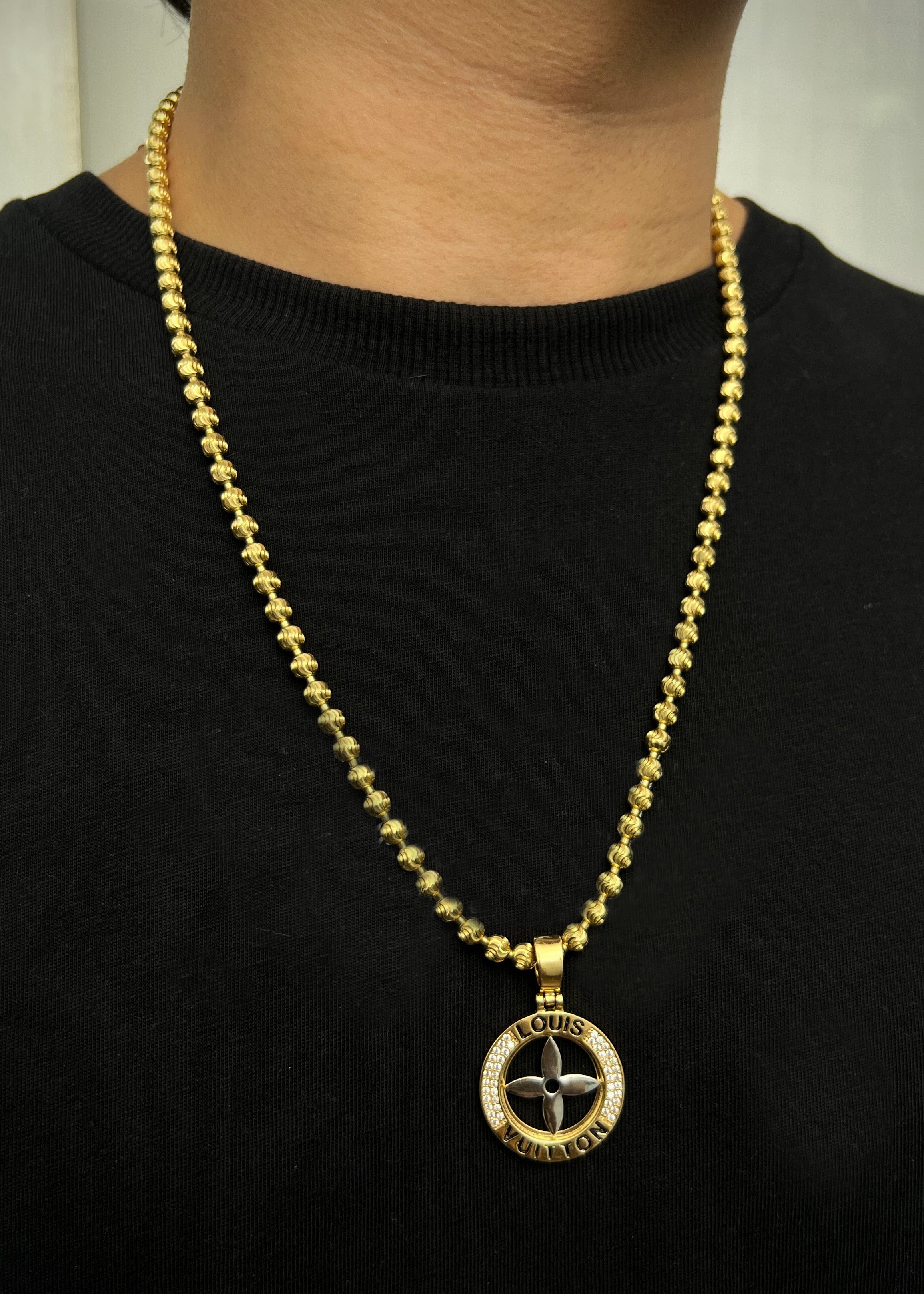 Dije LV CON SWAROVSKI BLANCO 8.6gr / Largo: 4cm / Dos Oros Nac M