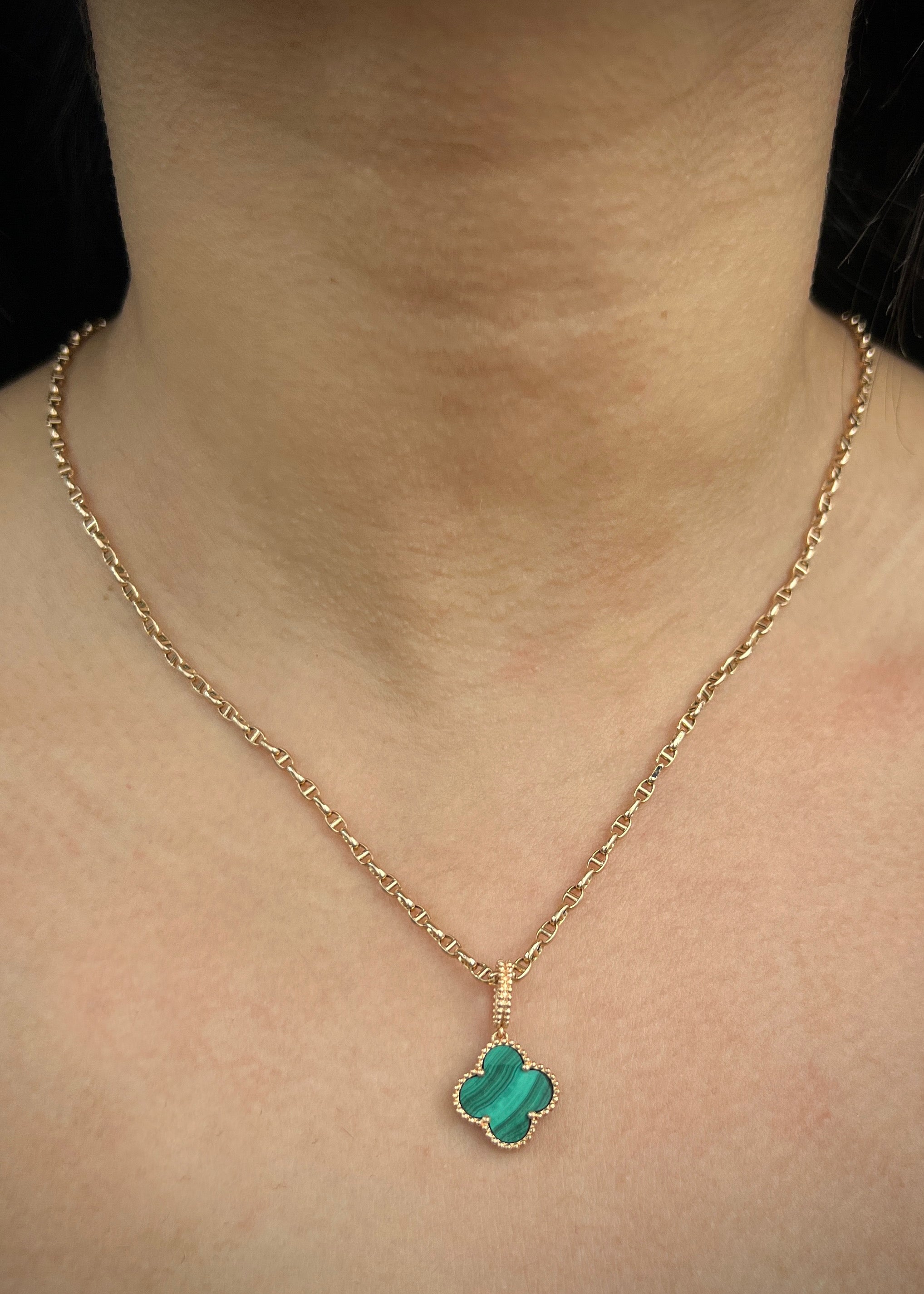Dije lucky clover piedra verde 2.15gr / Largo 2.3cm / Oro Rosado Nac B