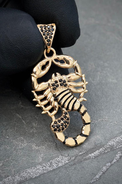 Dije escorpion con swarovski negro 4.25gr / Largo 4cm / Oro Amarillo Nac B