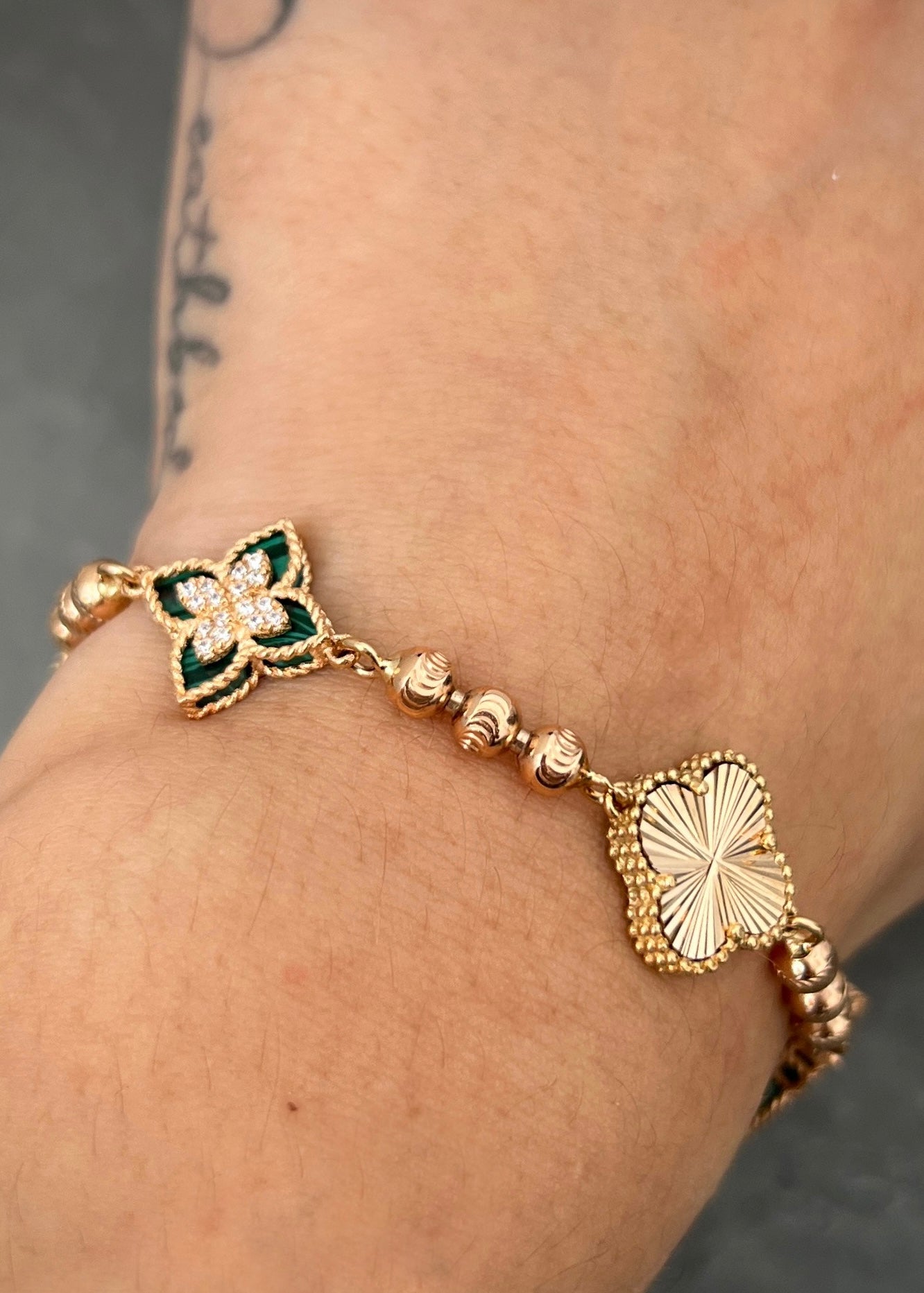 Pulso lucky clover piedra verde 14gr / Largo 19.5cm / Oro Rosado Nac M