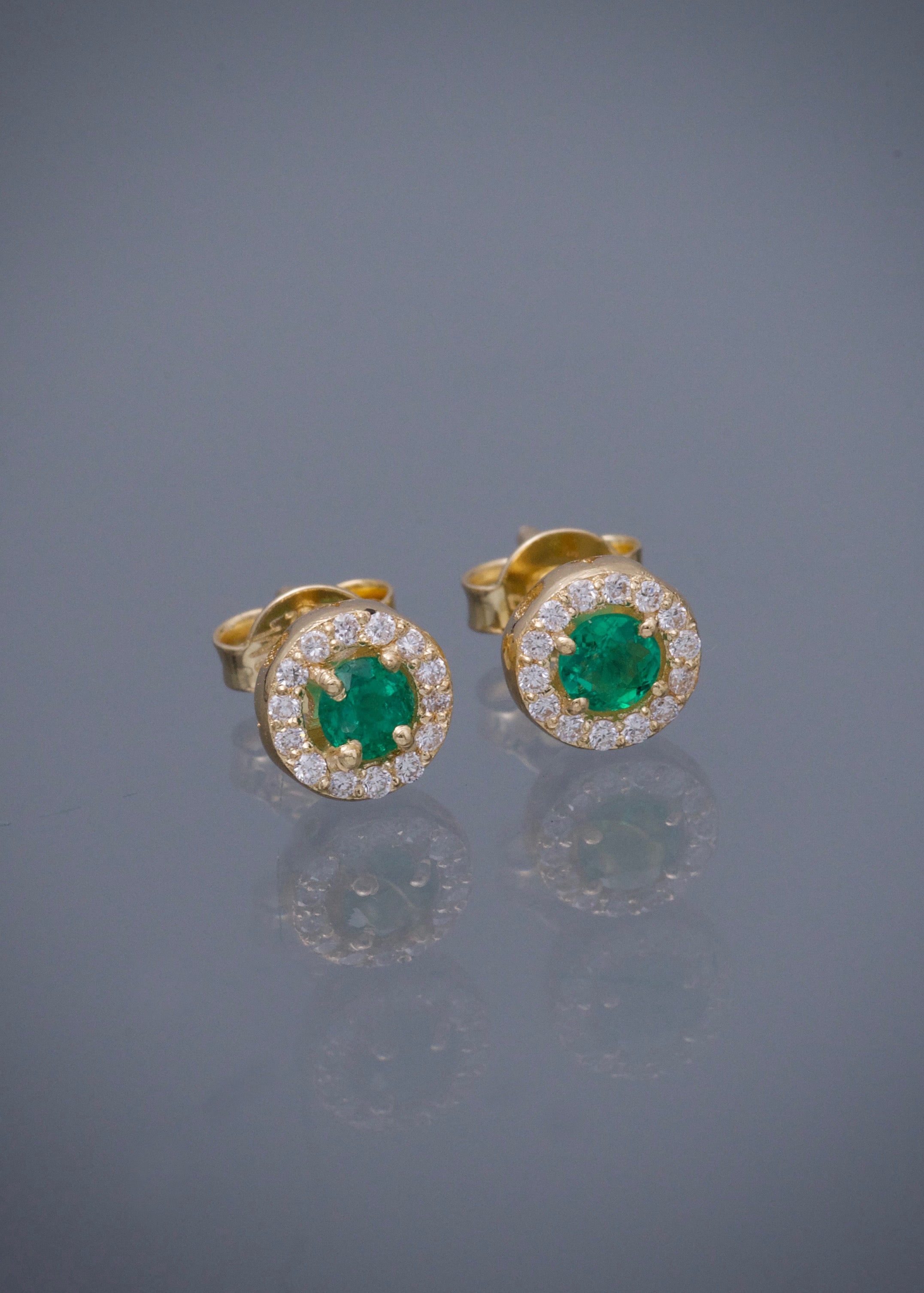 Topos con 25pts de esmeralda y 12pts de diamantes 1.6gr / Largo 0.63cm / Oro Amarillo (Joya) B