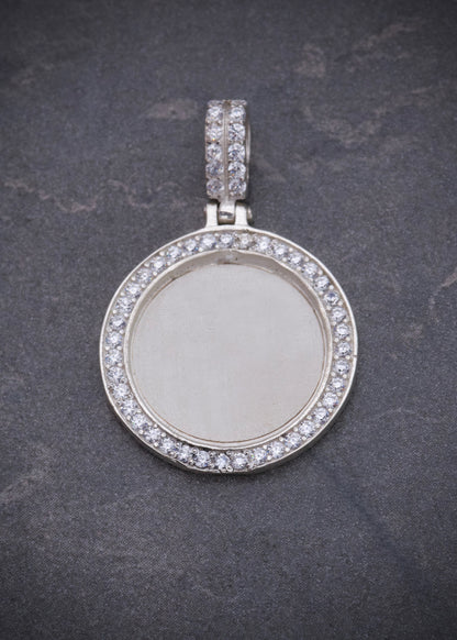 Dije placa con swarovski blanco 2.8gr / Largo 2.8cm / Plata B