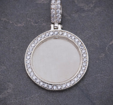 Dije placa con swarovski blanco 2.7gr / Largo 2.8cm / Plata B