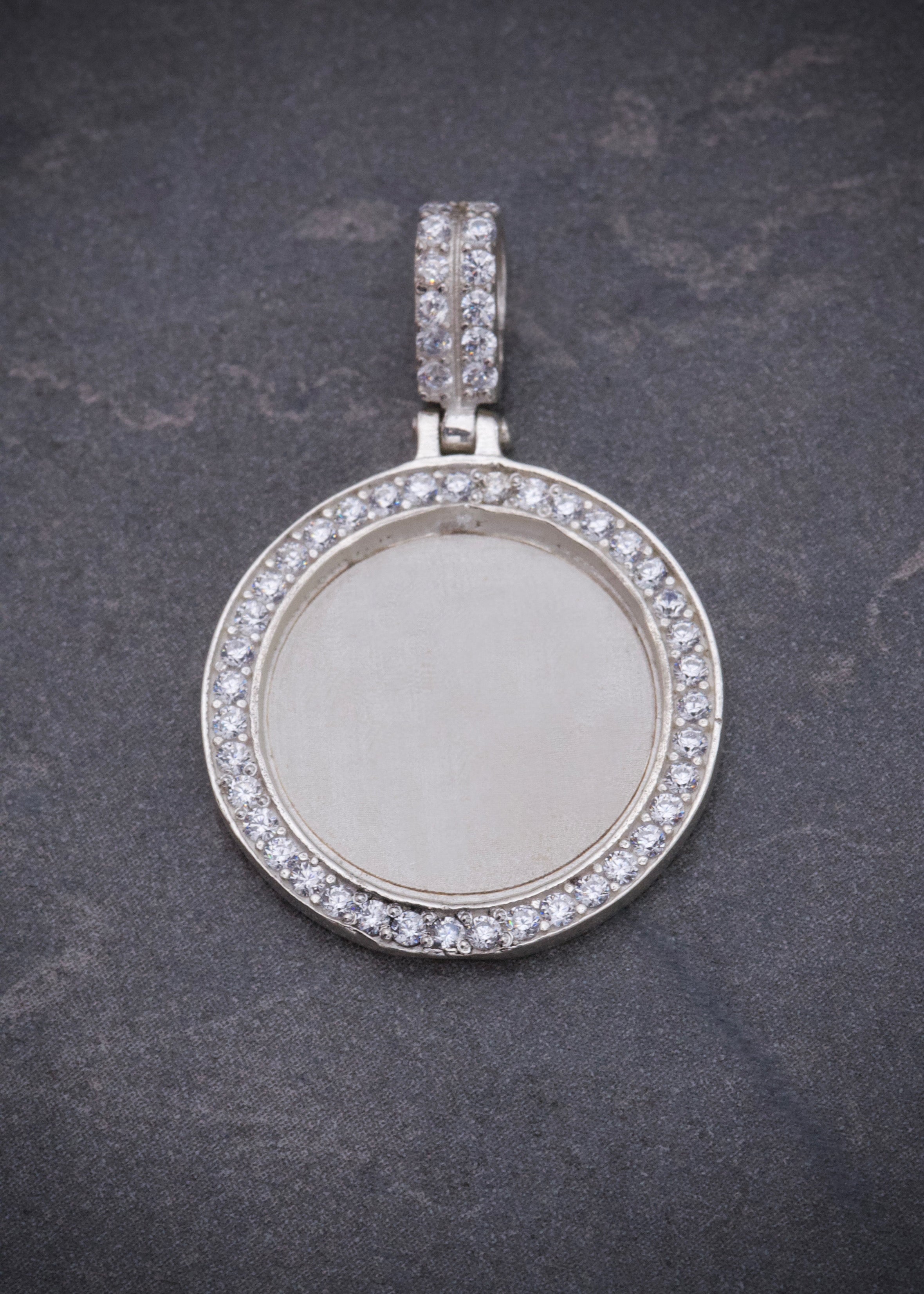 Dije placa con swarovski blanco 2.35gr / Largo 2.8cm / Plata P