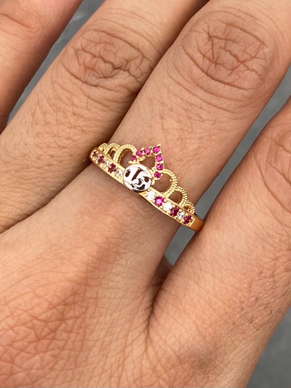 Anillo 15s con swarovskis fucsia 2.1gr / Talla 7 1/2 — Oro Amarillo