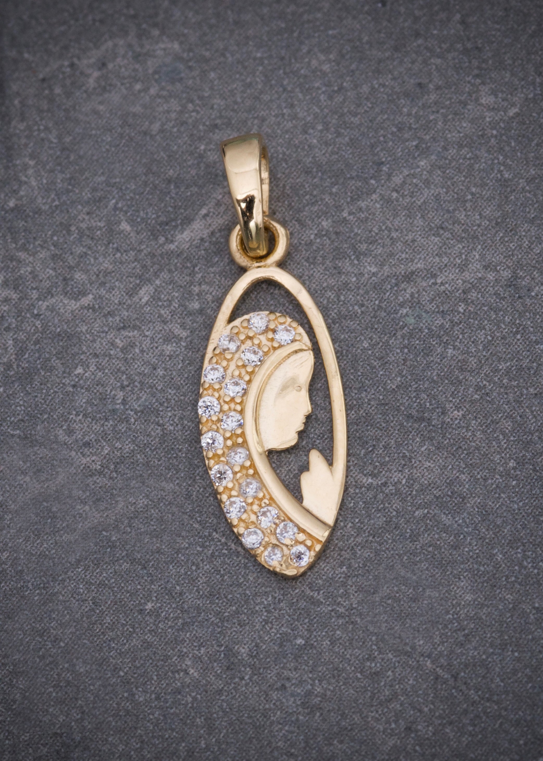 Dije virgen maria con swarovski blanco 0.6gr / Largo 2.1cm / Oro Amarillo Nac M