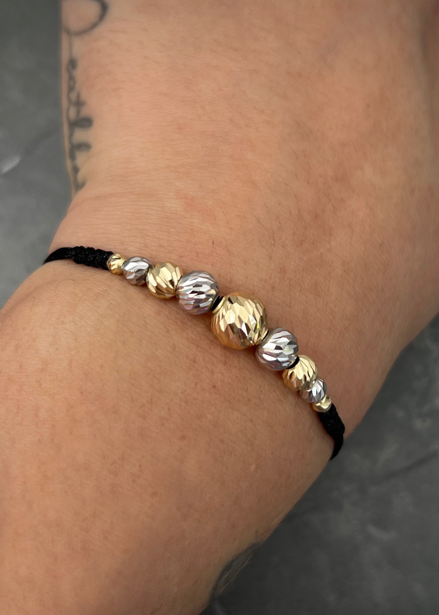 Pulsera en hilo negro con bolas diamantadas 1.5gr / Dos Oros Nac (Joya) M