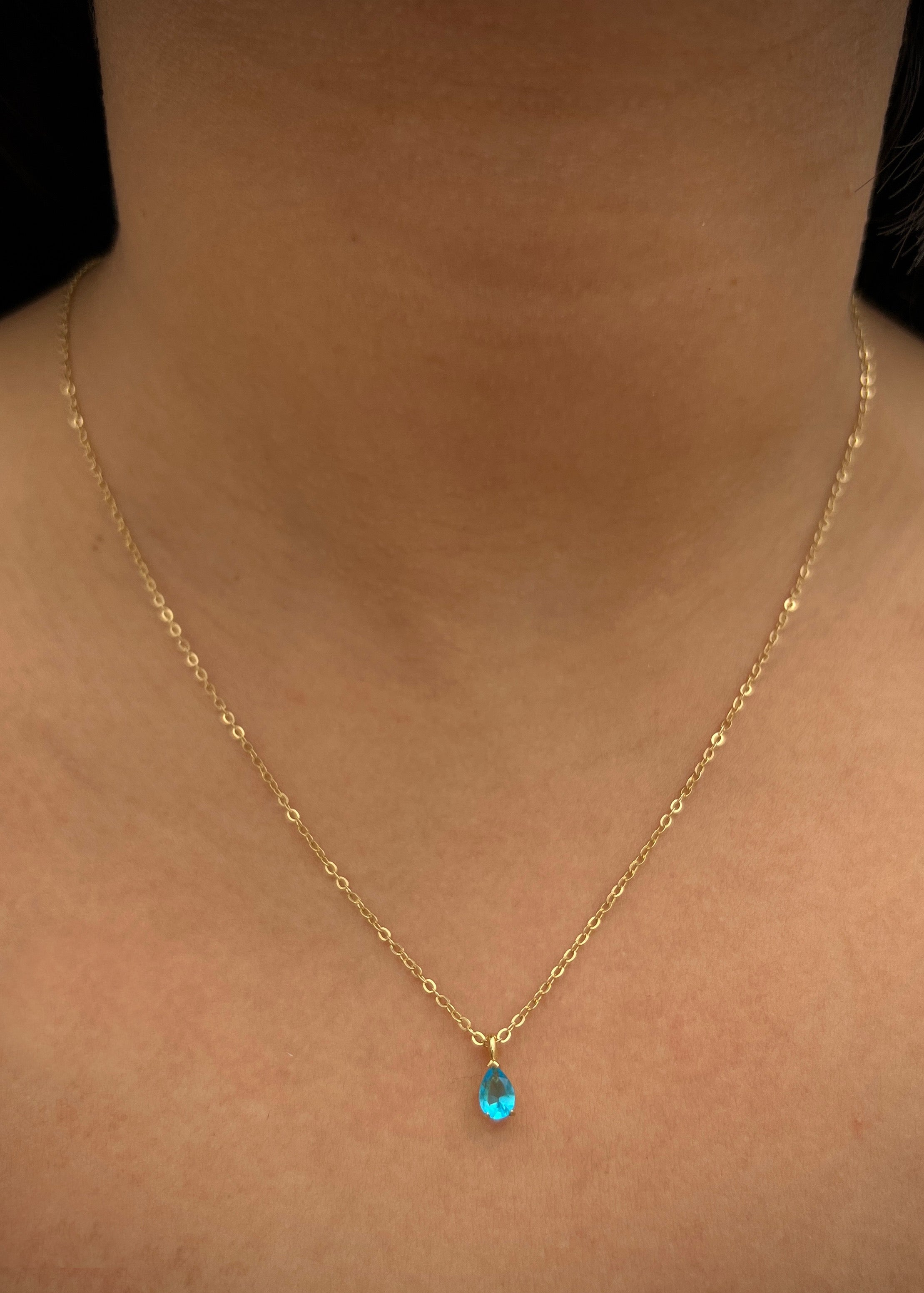 Dije con swarovski azul 0.35gr / Largo 0.9cm / Oro Amarillo Nac B