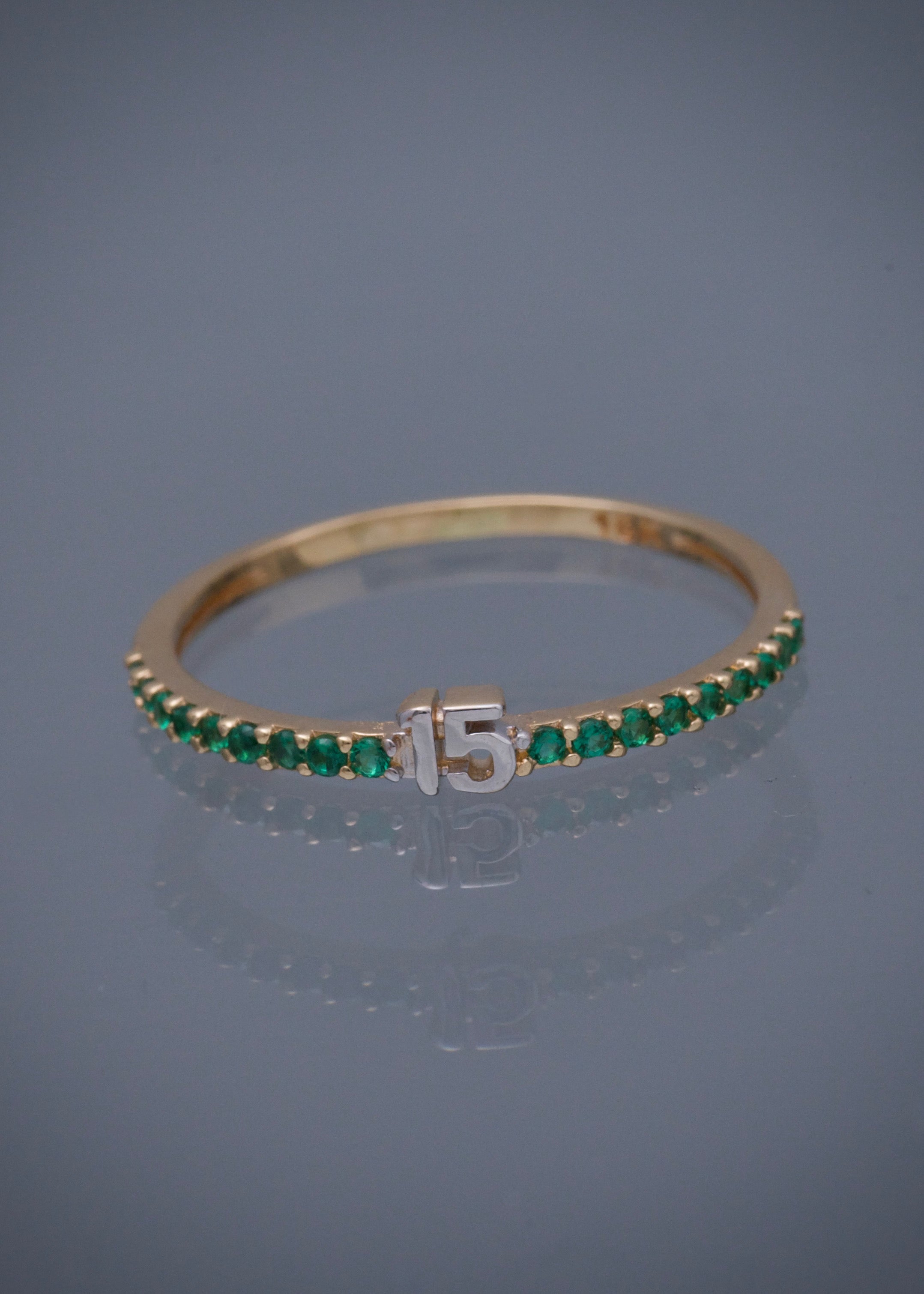 Anillo de 15s con swarovski verde 1.3gr / TALLA 7 3/4 / Oro Amarillo Nac P
