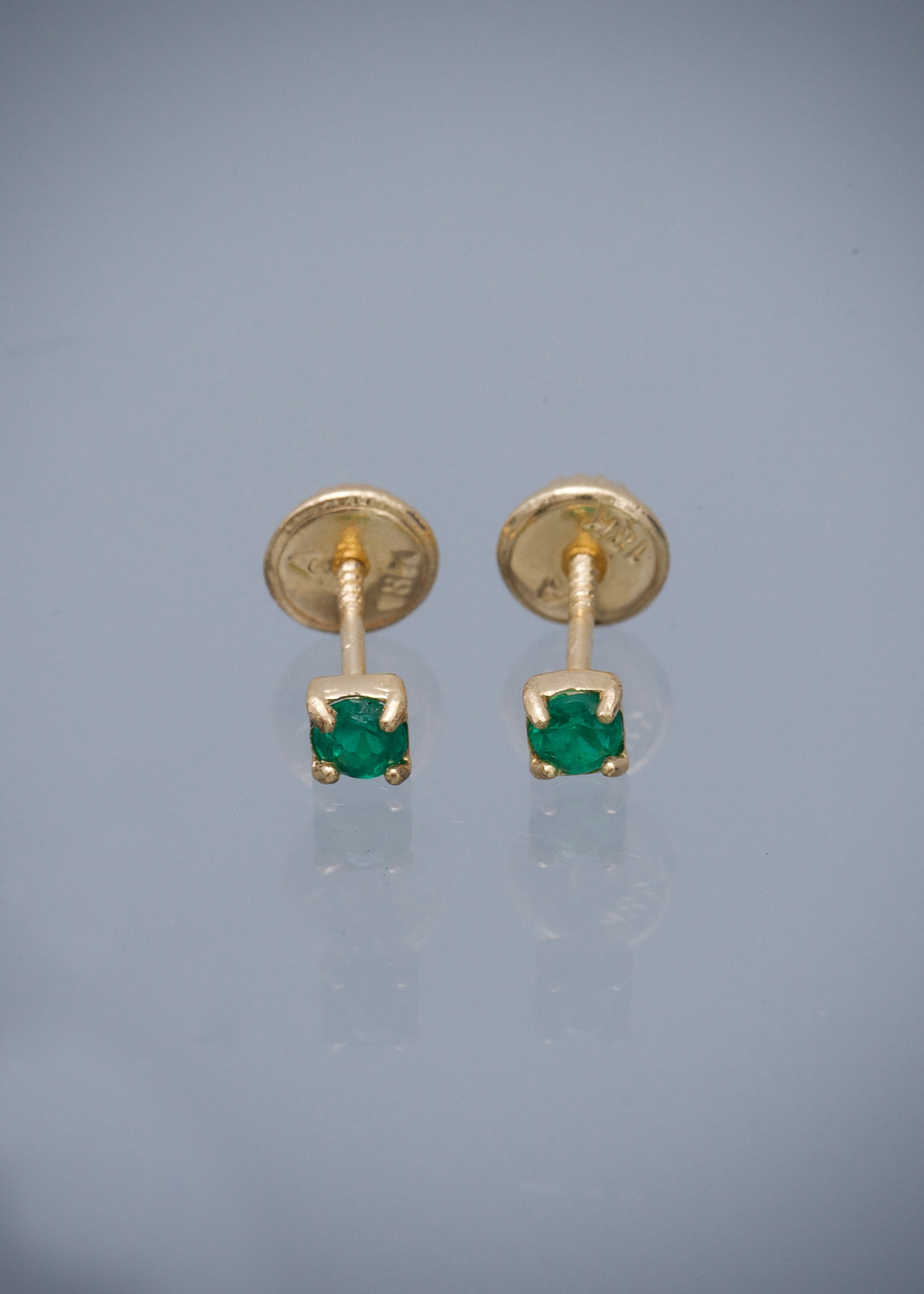 Topos con 22pts de esmeralda 0.55gr / Largo 0.31cm / Oro Amarillo Nac (Joya) M