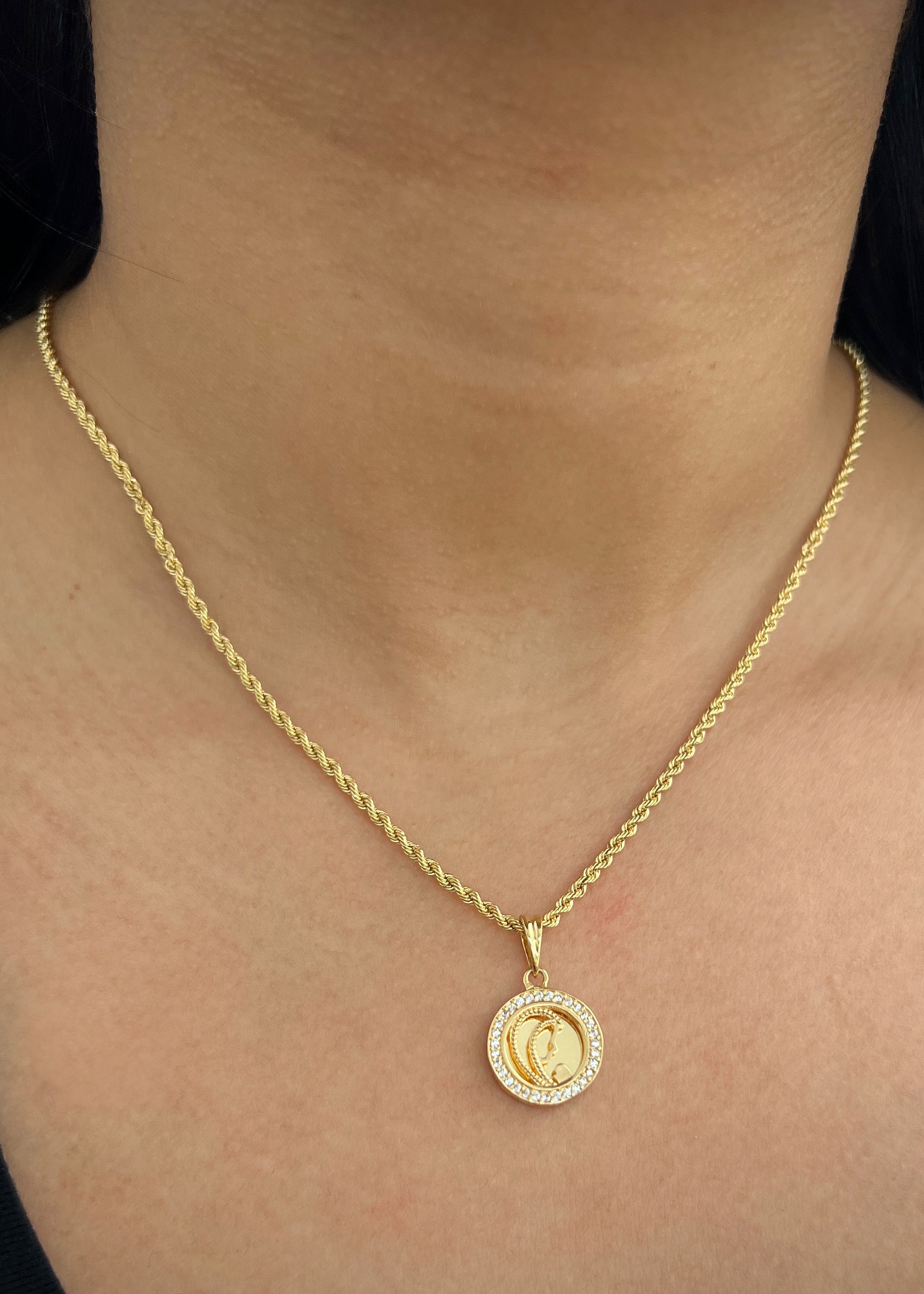 Dije medalla de la virgen maria 3.45gr / Largo 2.4cm / Oro Amarillo Nac M