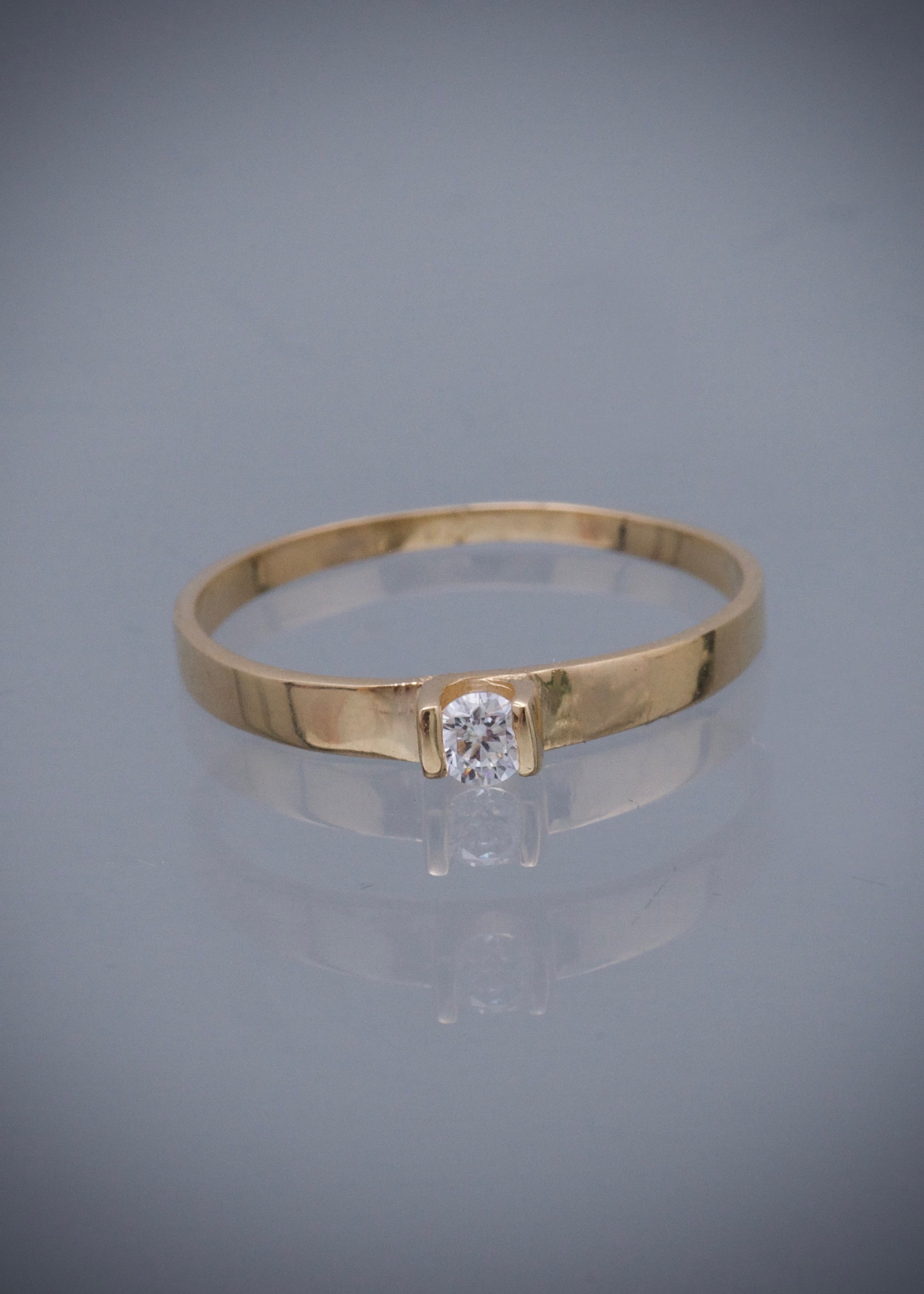 Solitario liso con swarovski blanco 1.5gr / Talla: 7 1/2 / Oro Amarillo Nac B