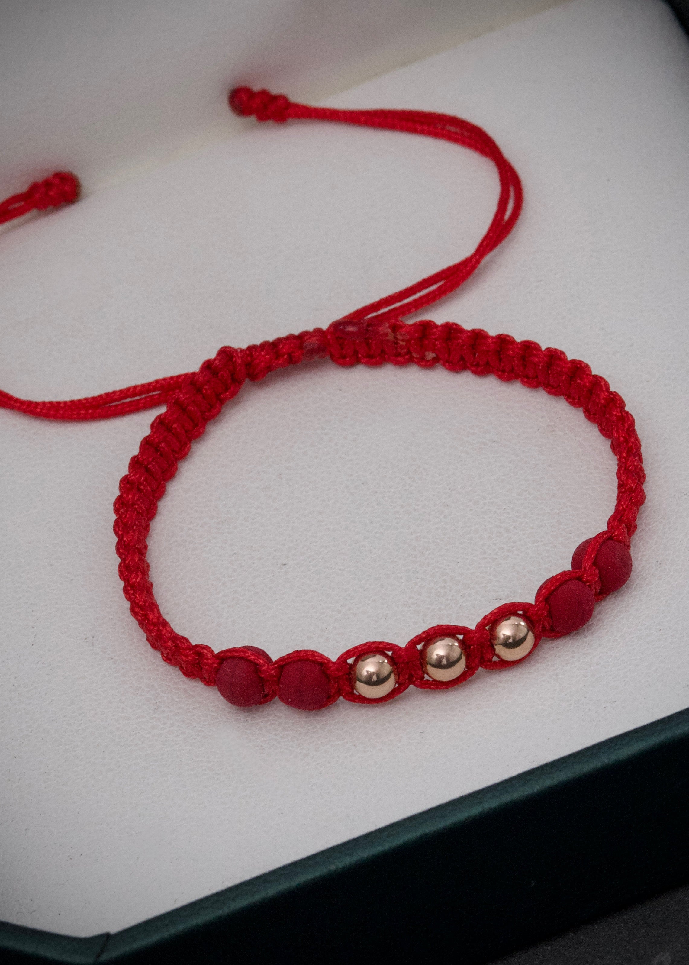 Pulsera en hilo rojo con bolas lisas 4mm y neoprenos 0.25gr / Oro Rosado (Joya)*
