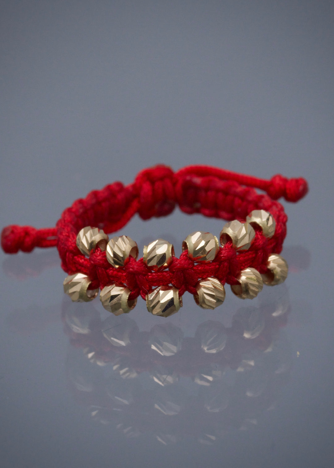 Anillo en hilo rojo con bolas diamantadas 0.75gr — Oro Amarillo