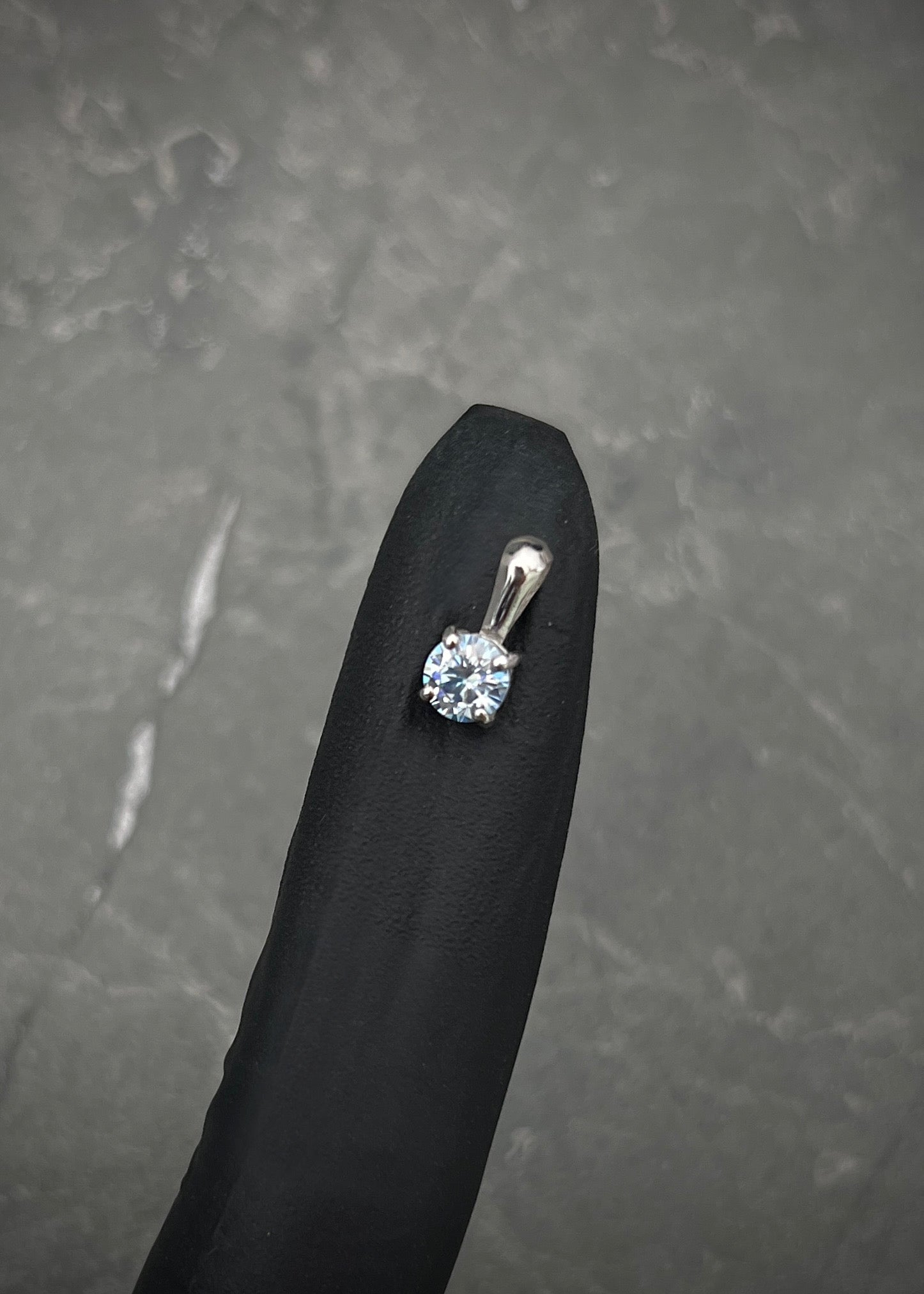 Dije con 44pts de moissanita 0.7gr / Largo 1cm / Oro Blanco (Joya) P