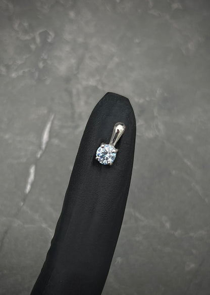 Dije con 44pts de moissanita 0.7gr / Largo 1cm / Oro Blanco (Joya) P