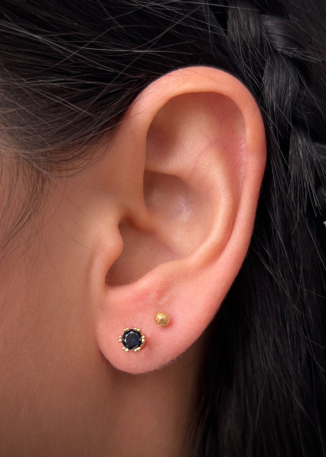 Topos corona con swarovski azul y blanco 1.6gr / Largo 0.4cm — Oro Amarillo