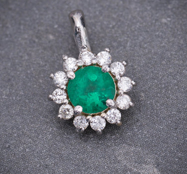 Dije flor con 26pts de esmeralda y 10pts de diamantes 0.6gr / Largo 1.1cm / Oro Blanco (Joya) B