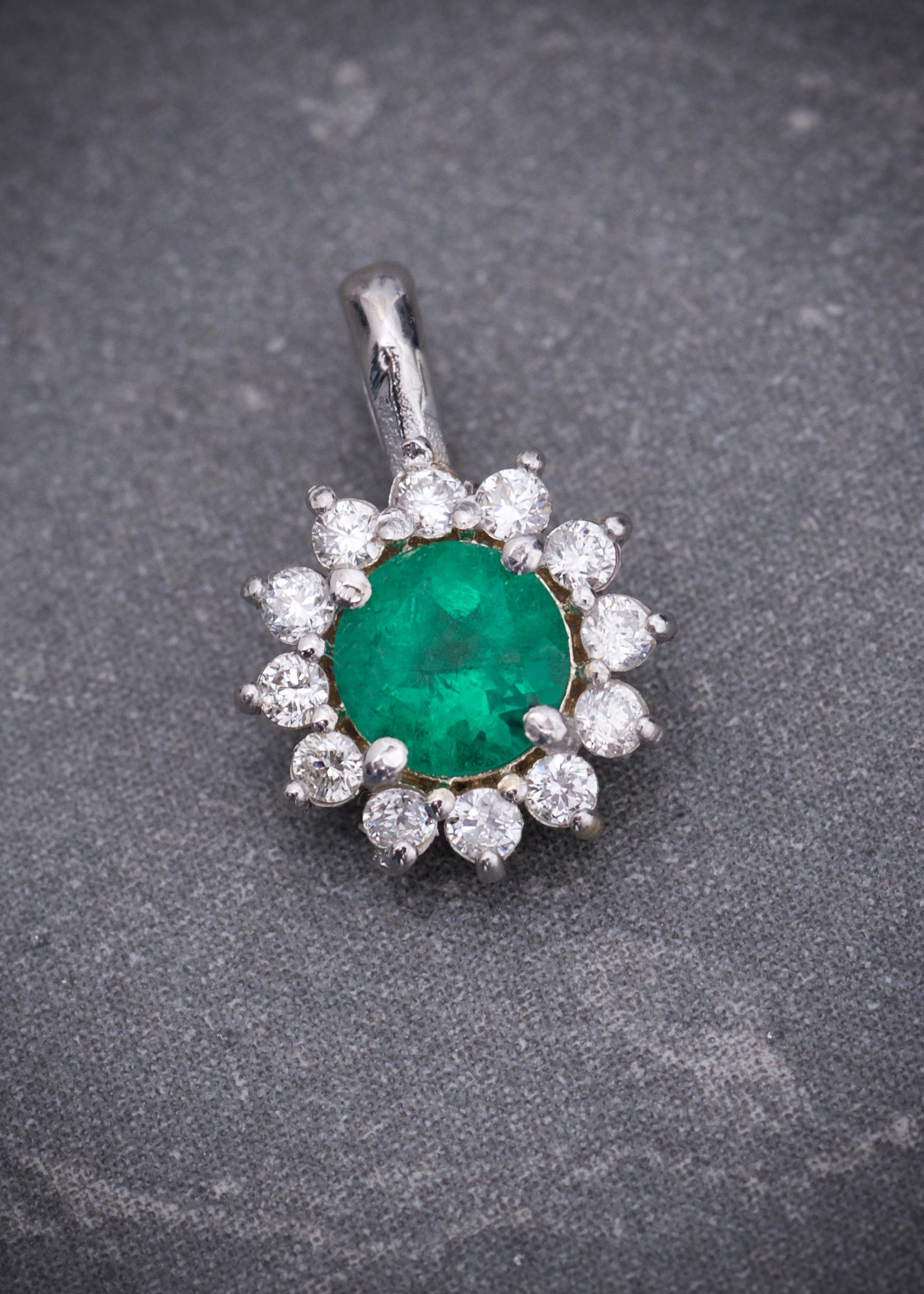 Dije flor con 23pts de esmeralda y 10pts de diamantes 0.65gr / Largo 1.1cm / Oro Blanco (Joya) P