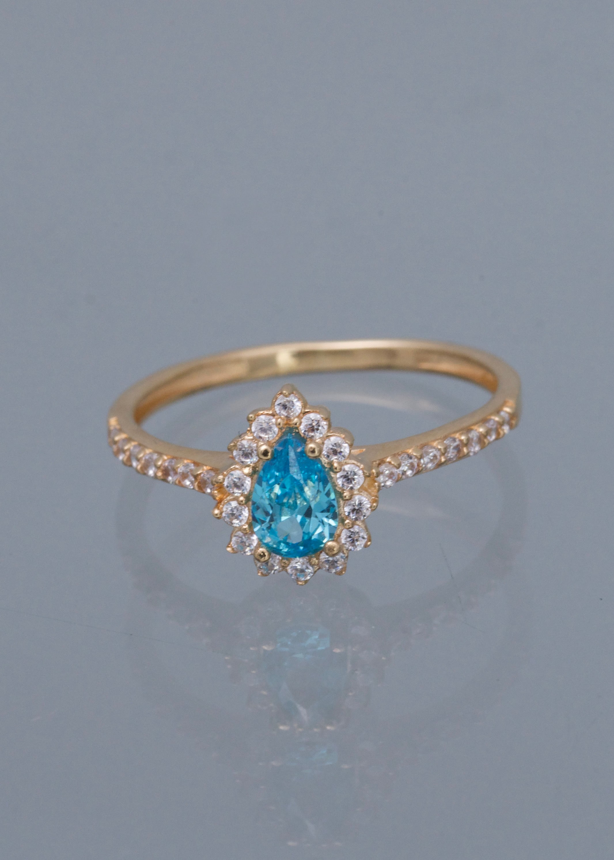 Solitario gota con swarovski azul y blanco 2.25gr / Talla 7 1/4 / Oro Amarillo Nac B