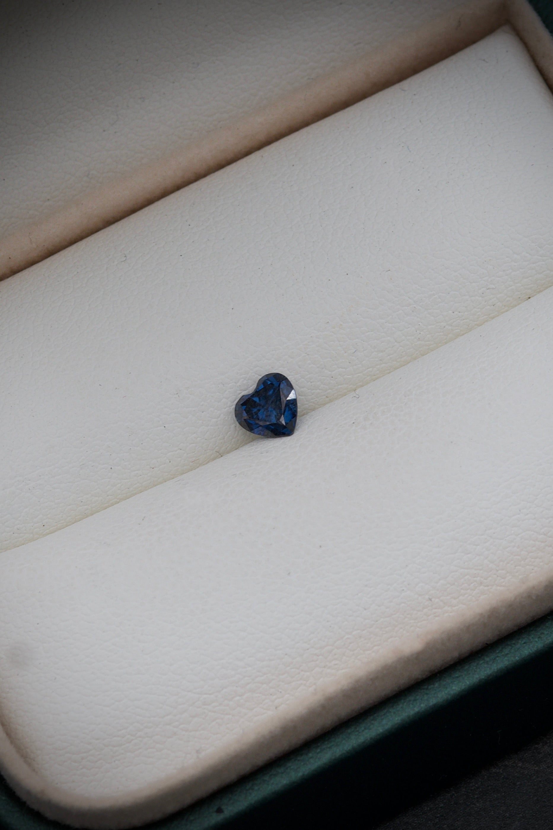 Moissanita De Corazon Azul Con 50Pts Largo 0.5cm / (Joya) B