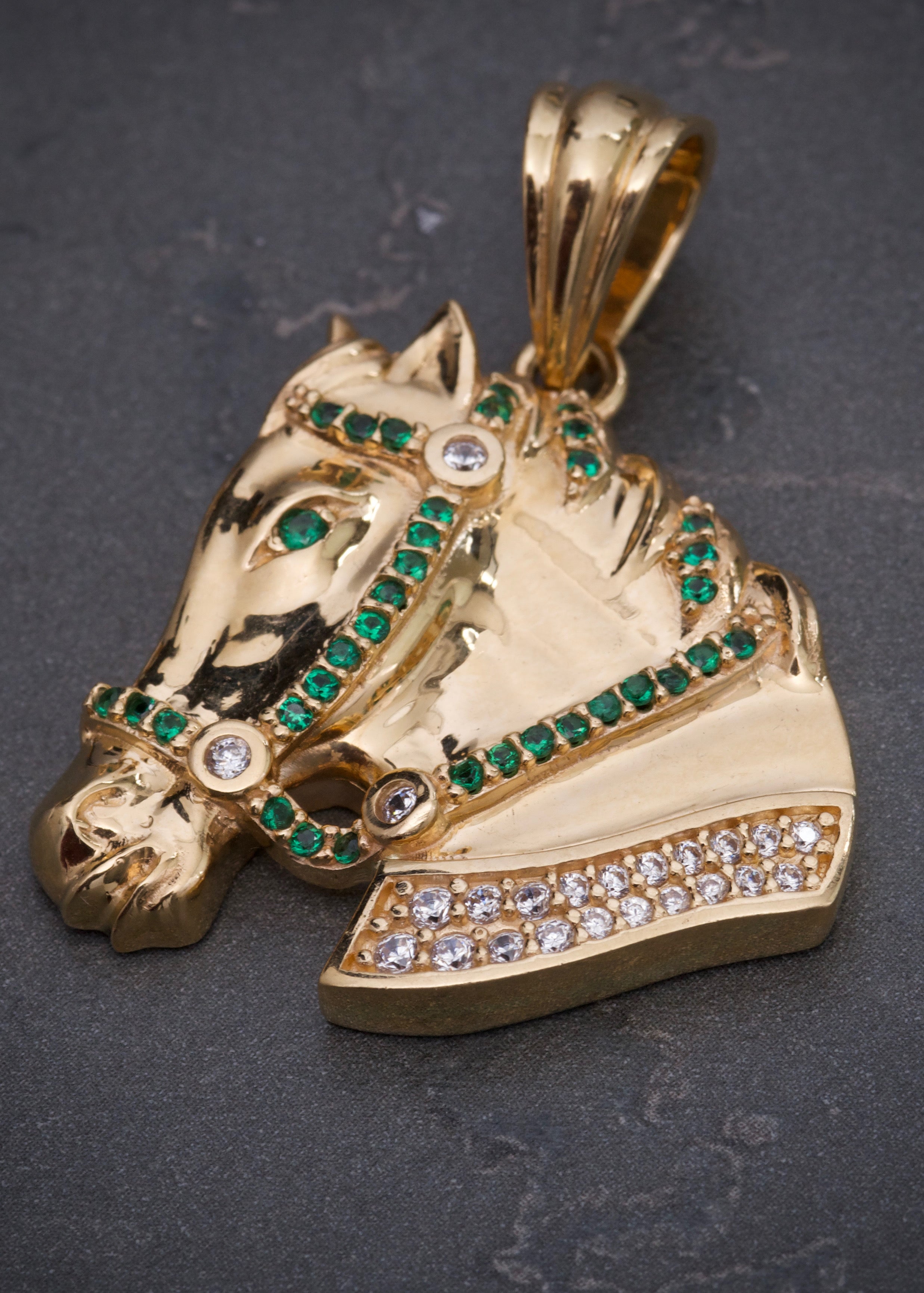 Dije caballo con swarovski verde y blanco 15.8gr / Largo 4cm / Oro Amarillo Nac B