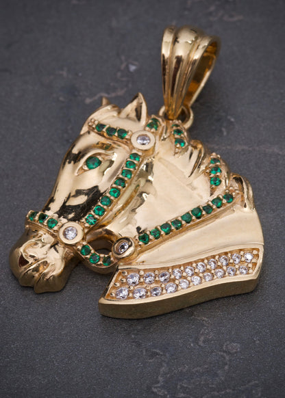 Dije caballo con swarovski verde y blanco 15.8gr / Largo 4cm / Oro Amarillo Nac B