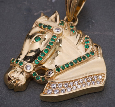 Dije caballo con swarovski verde y blanco 15.8gr / Largo 4cm / Oro Amarillo Nac B