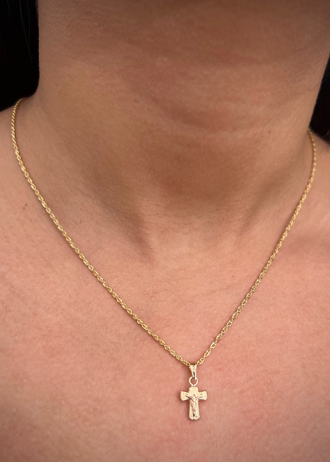 Dije Cruz con cristo 0.35gr / Largo 1.7cm — Oro Amarillo