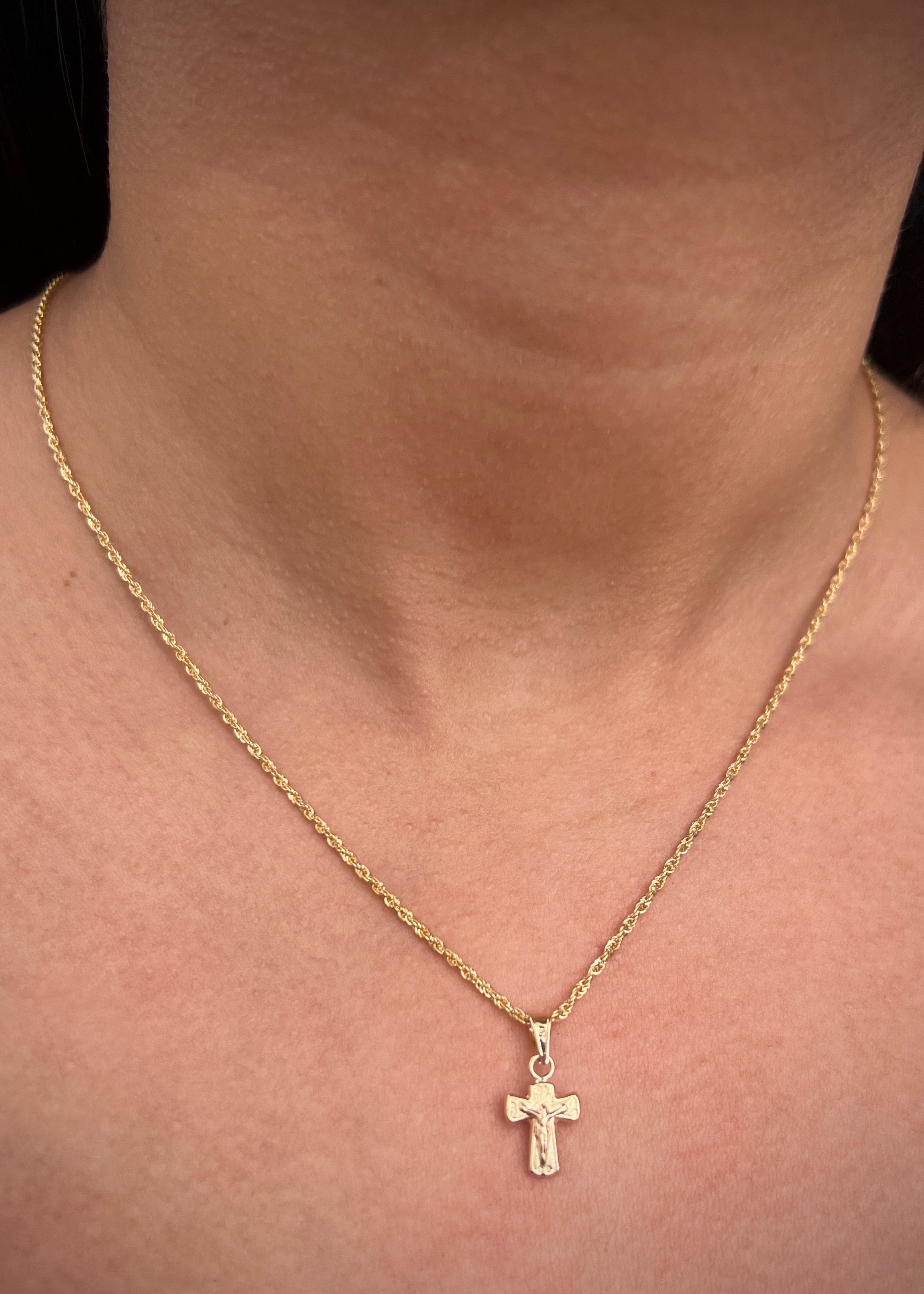 Dije cruz con cristo 0.35gr / Largo 1.8cm — Oro Amarillo