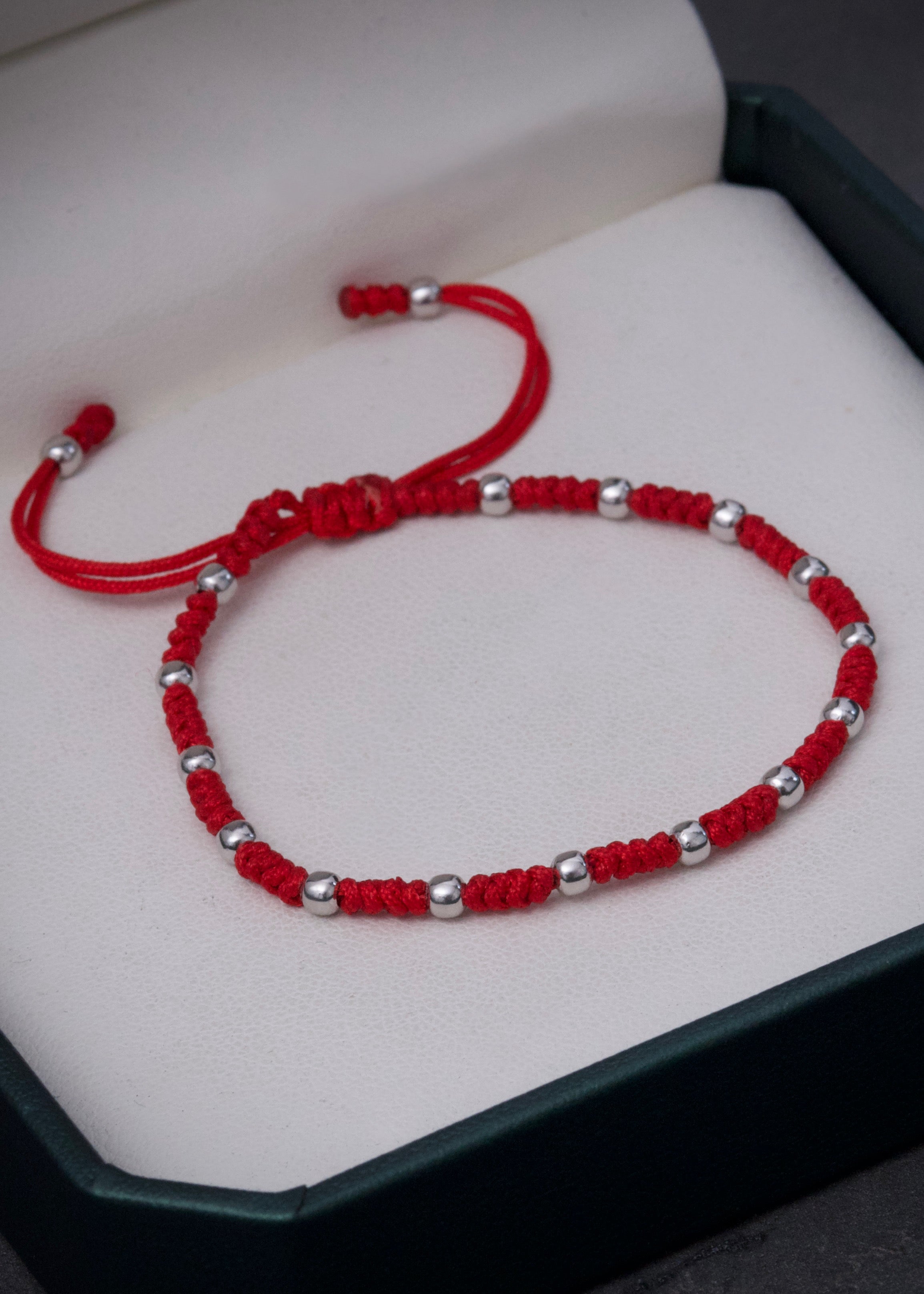 Pulsera en hilo rojo con bolas lisas 0.75gr / Oro Blanco (Joya) M