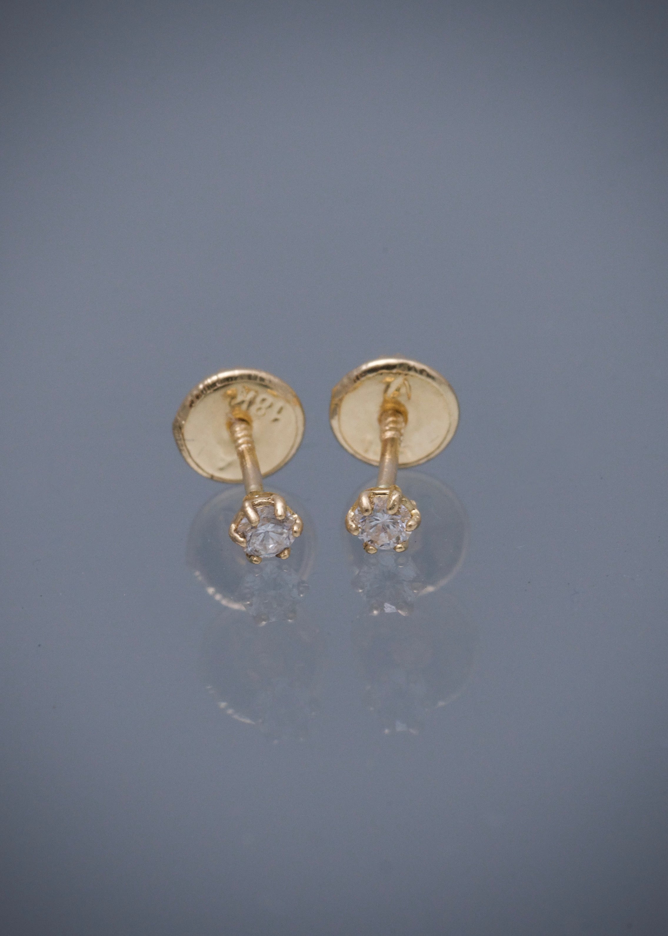 Topos con 11pts de diamante 0.5gr / Largo 0.27cm / Oro Amarillo (Joya) B