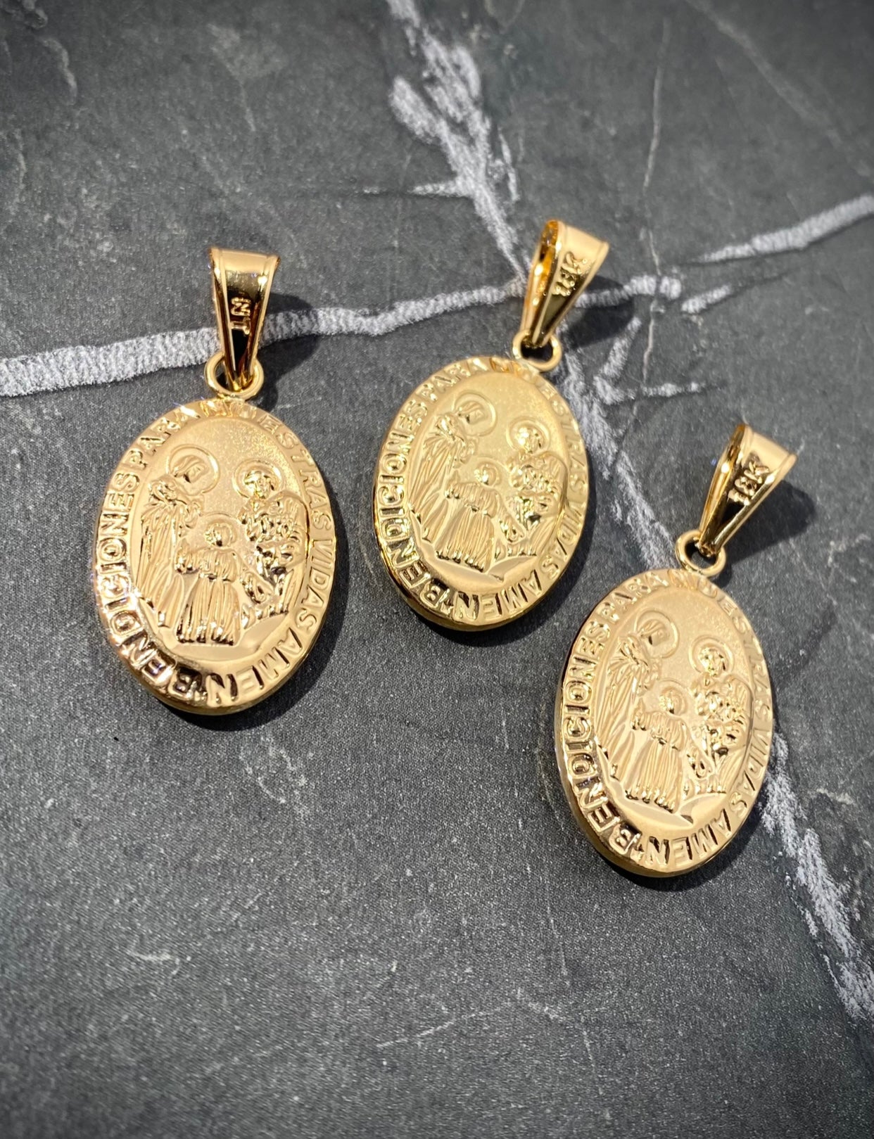 Dije de la sagrada familia 1.95gr / Largo 3.5cm / Oro Amarillo Nac P