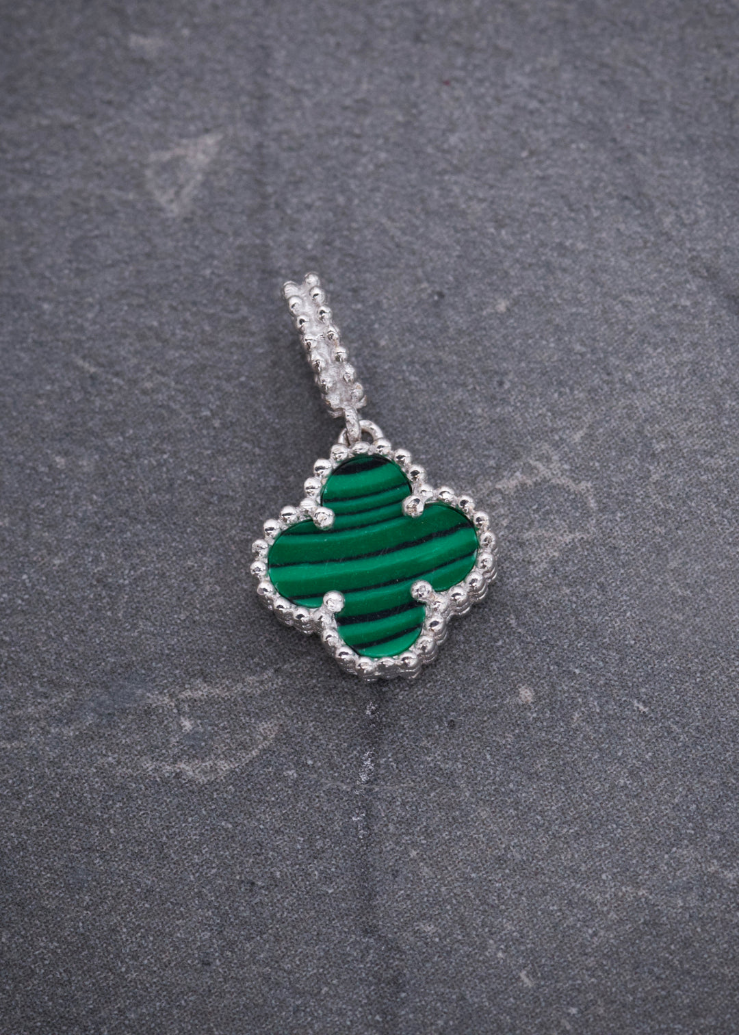 Dije lucky clover piedra verde 0.9gr / Largo 1.5cm — Oro Blanco