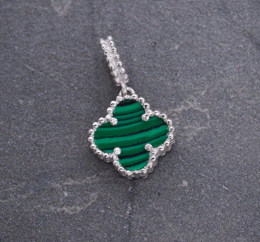 Dije lucky clover piedra verde 0.9gr / Largo 1.5cm / Oro Blanco Nac M