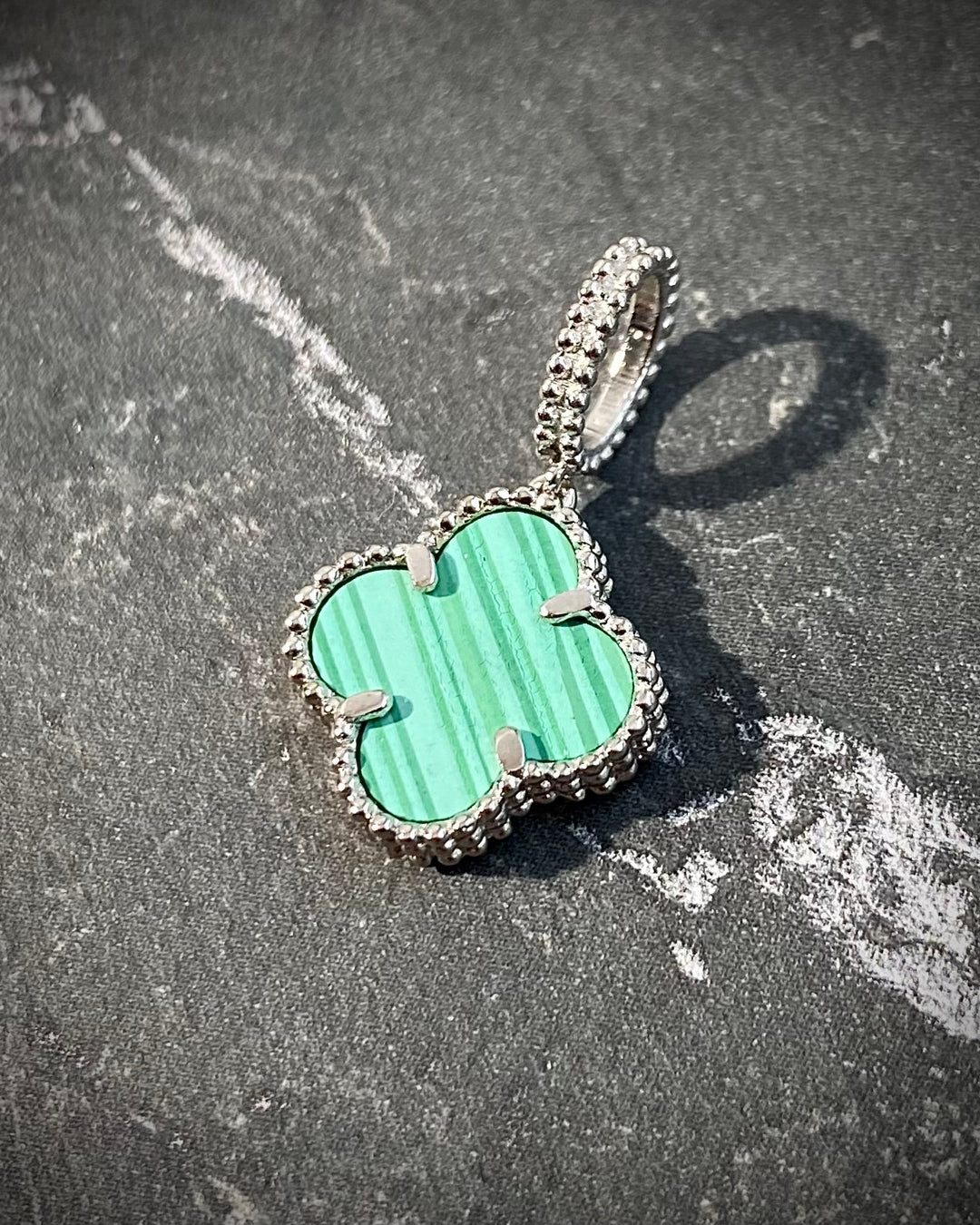 Dije lucky verde malaquita 2.2gr / Largo 2.4cm — Oro Blanco