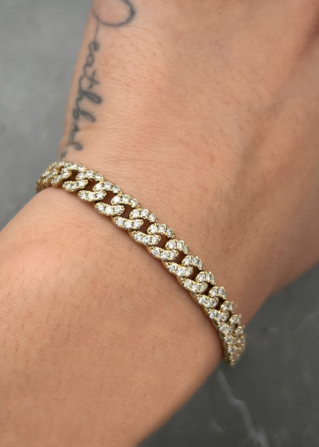 Pulso con 718pts de diamante blancos 20.5gr / Largo 21cm — Oro Amarillo
