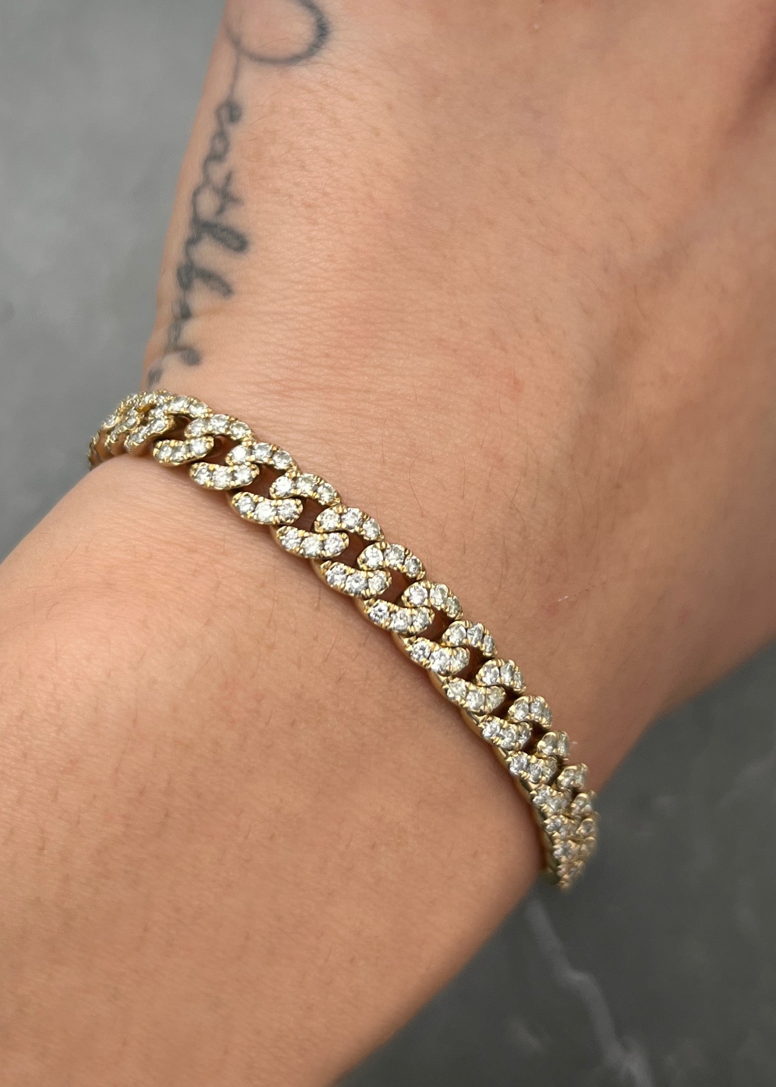 Pulso con 718pts de diamante blancos 20.5gr / Largo 21cm / Oro Amarillo (Joya) M