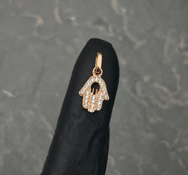 Dije mano hs con swarovski blanco 0.7gr / Largo 1.6cm / Oro Rosado Nac*