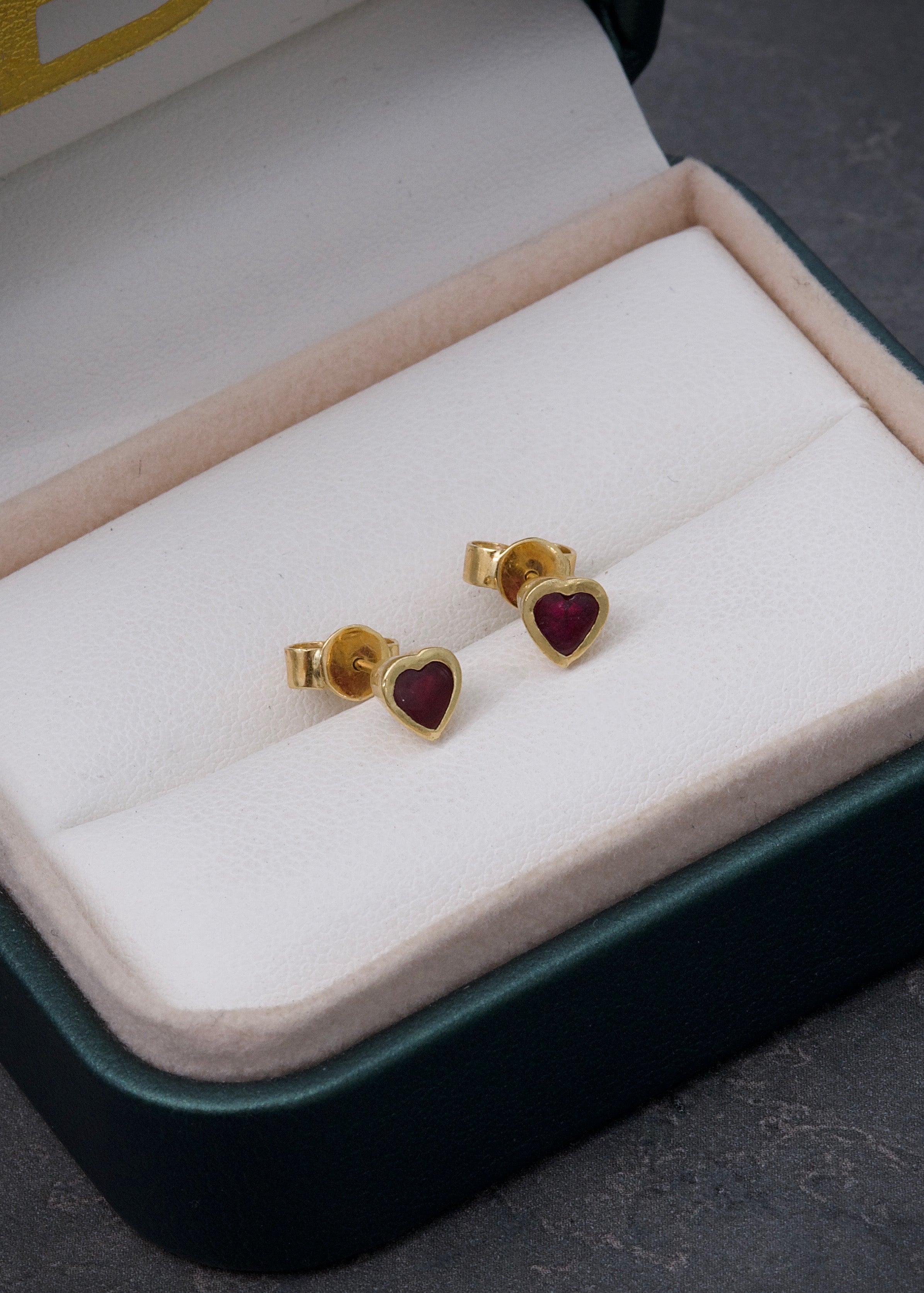 Topos de corazon con 60pts de rubies 2.1gr / Largo 0.55cm / Oro Amarillo (Joya) M