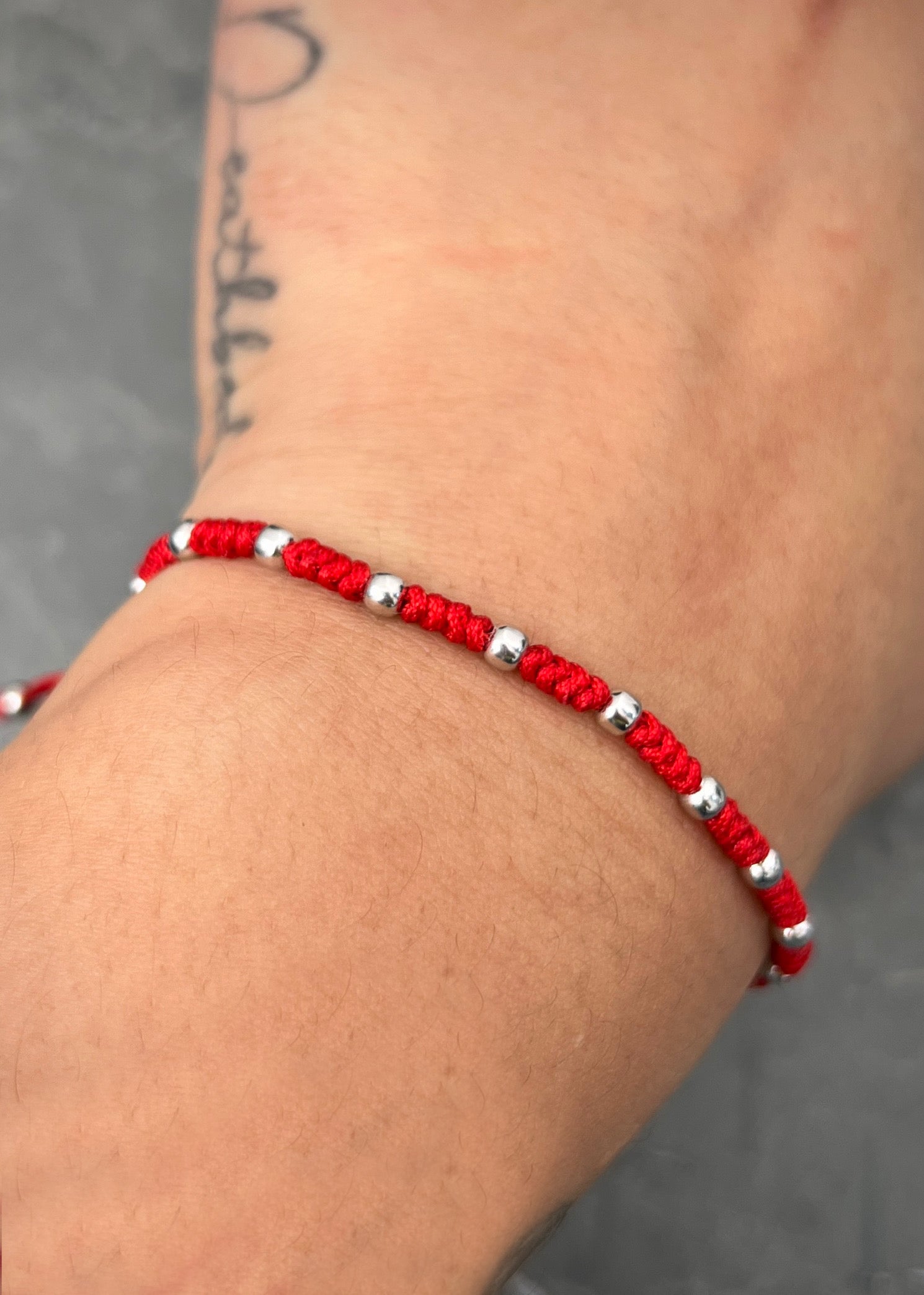 Pulsera en hilo rojo con bolas lisas 0.75gr / Oro Blanco (Joya) M