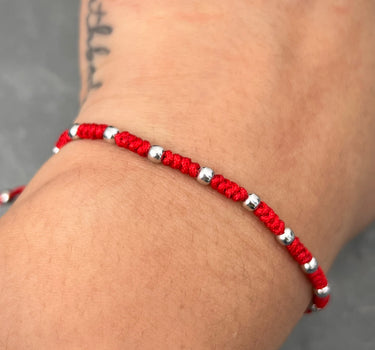 Pulsera en hilo rojo con bolas lisas 0.75gr / Oro Blanco (Joya) M