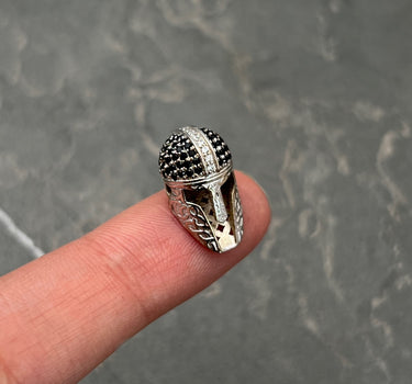 Herraje gladiador con swarovski negro y blanco 3.15gr / Largo 0.9cm / Oro Blanco Nac B