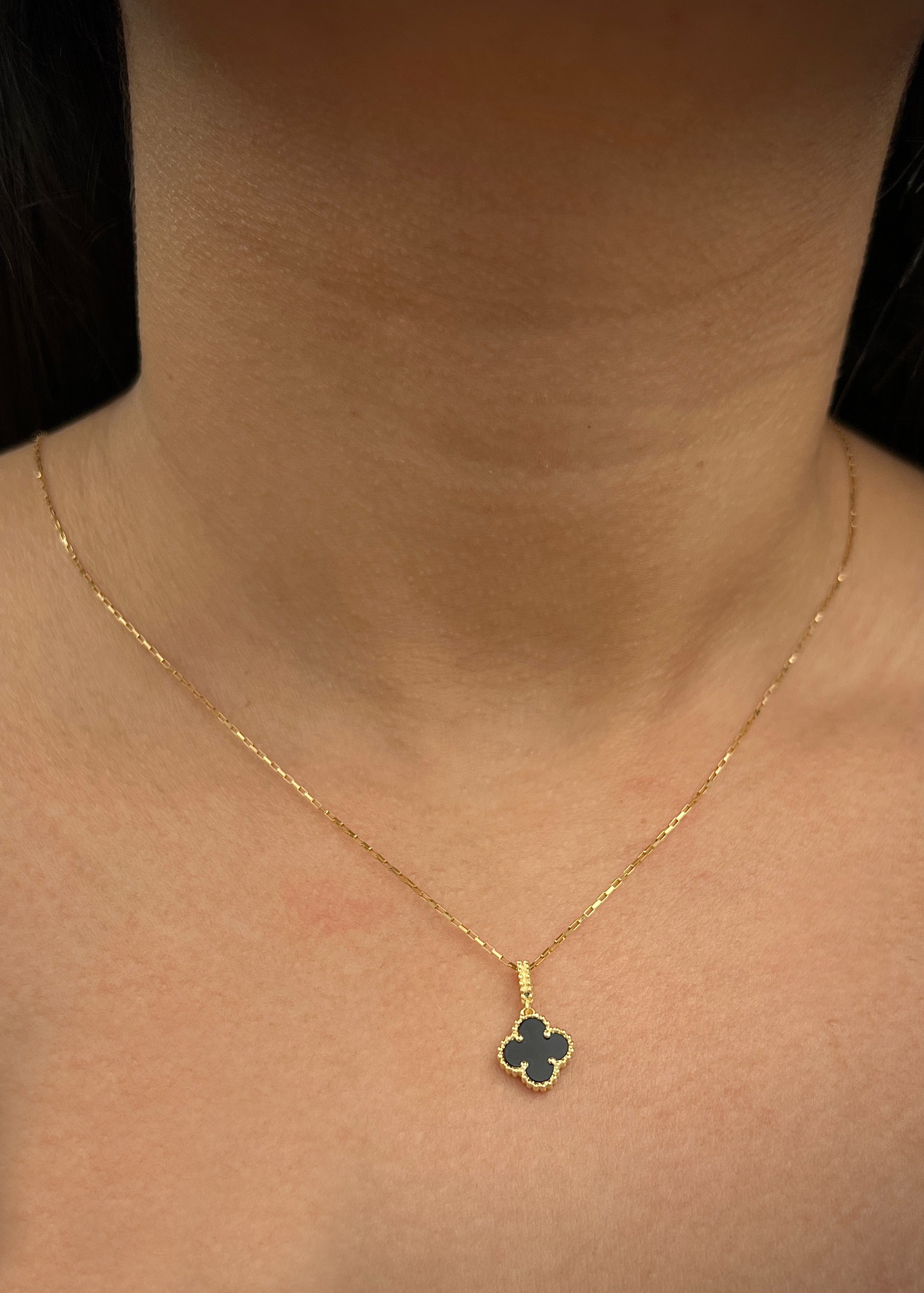 Dije lucky clover piedra negra 1gr / Largo 1.6cm / Oro Amarillo Nac M