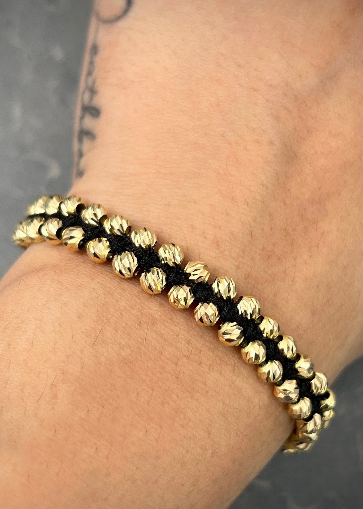 Pulsera en hilo negro con bolas diamantadas 3.7gr / Oro Amarillo Nac (Joya) P