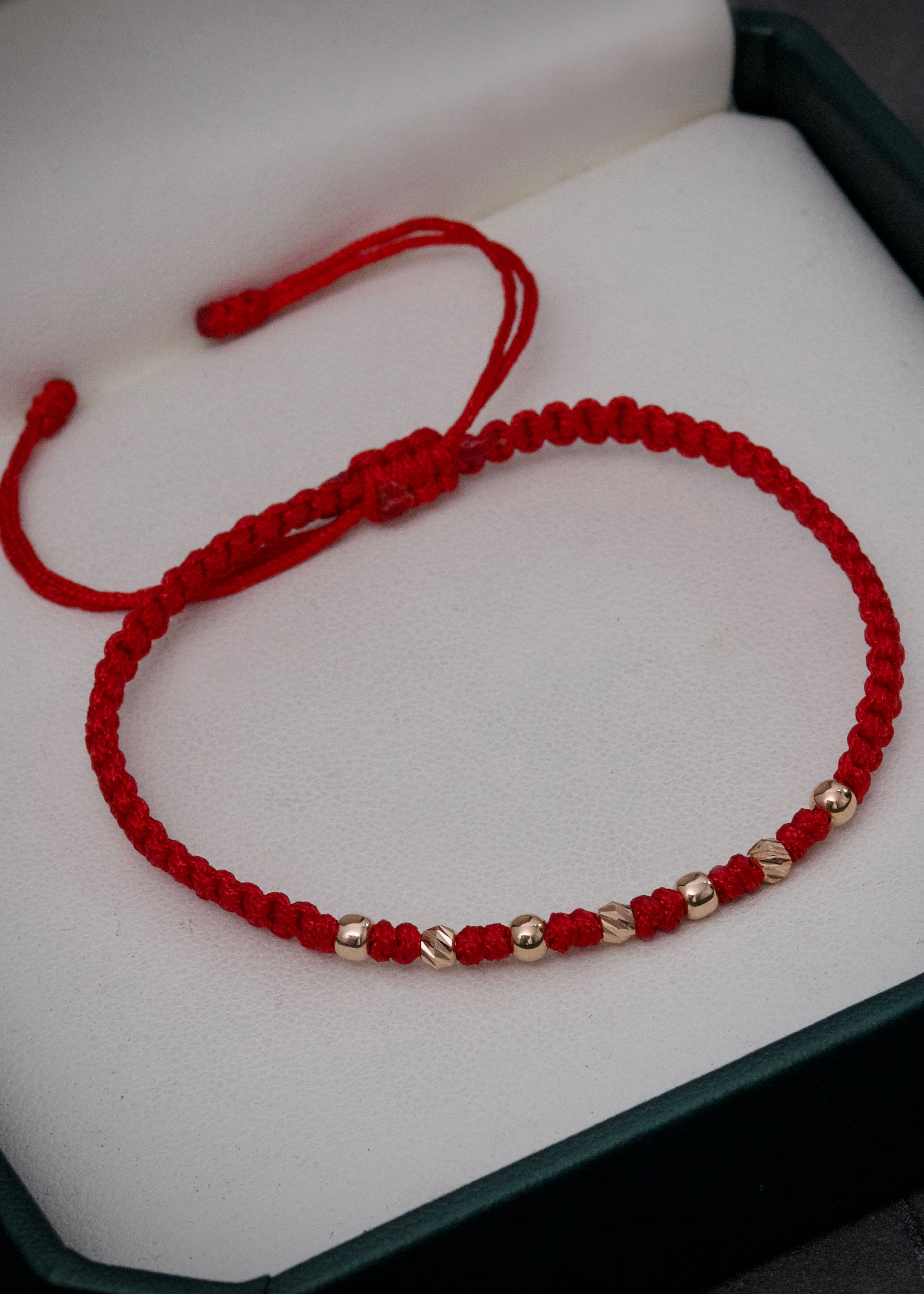 Pulsera en hilo rojo con bolas lisas y diamantadas 3mm 0.4gr / Oro Rosado (Joya)*
