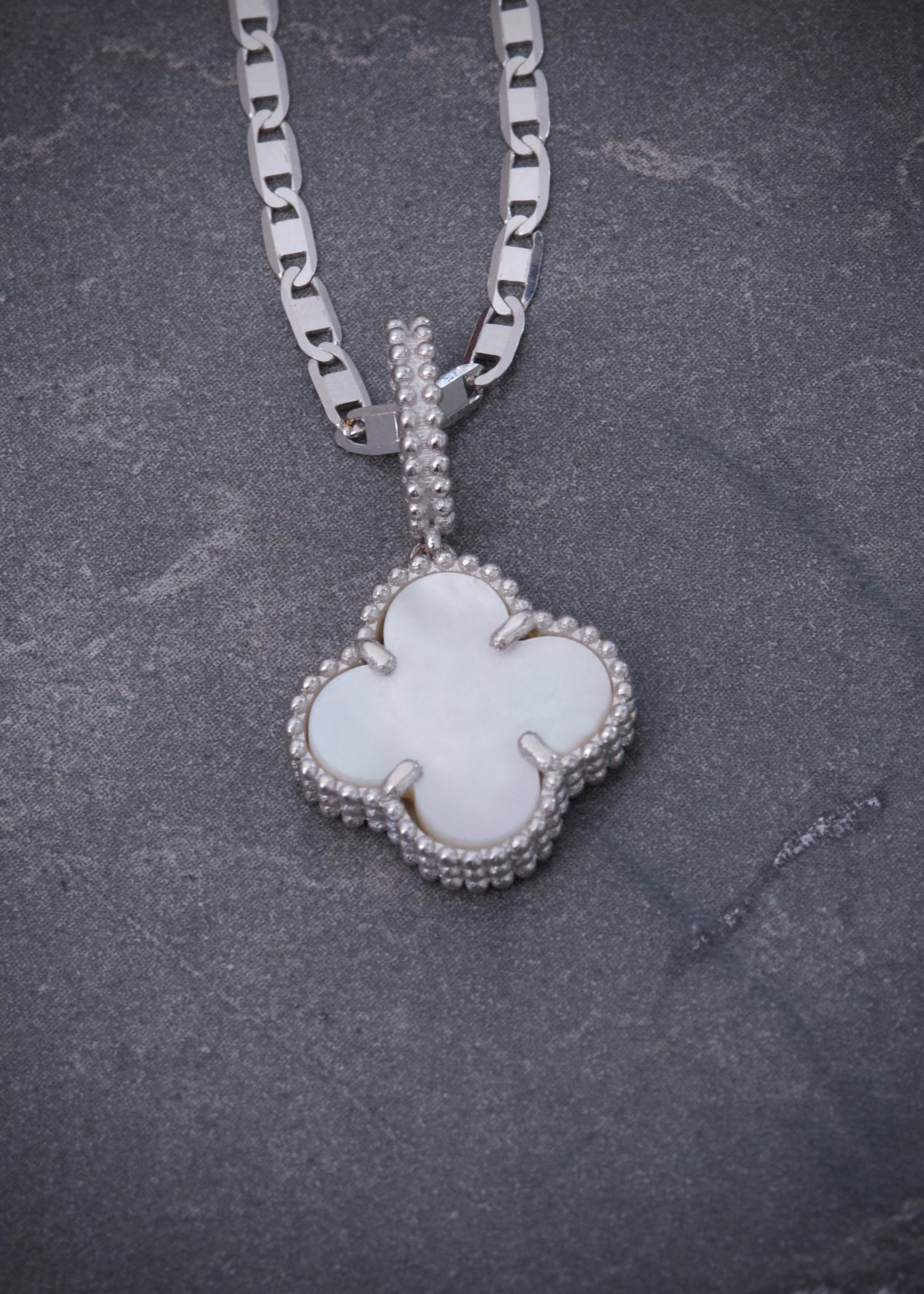 Set Cadena Plana Dije Lucky Blanco Diamantado 5.9gr / Largo 45cm / Oro Blanco B