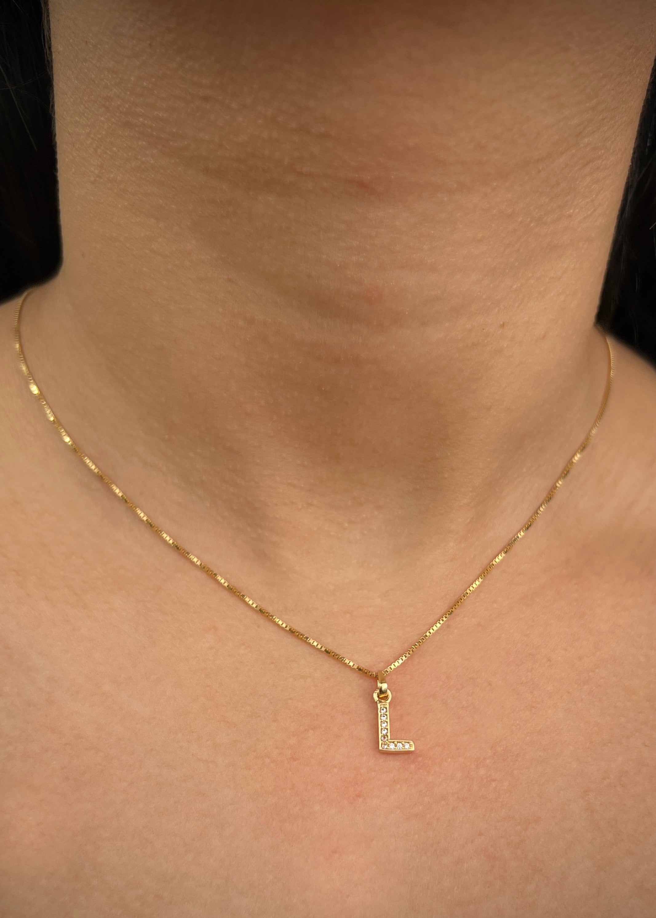 Dije letra L con swarovski blanco 0.55gr / Largo 1.5cm / Oro Amarillo Nac B