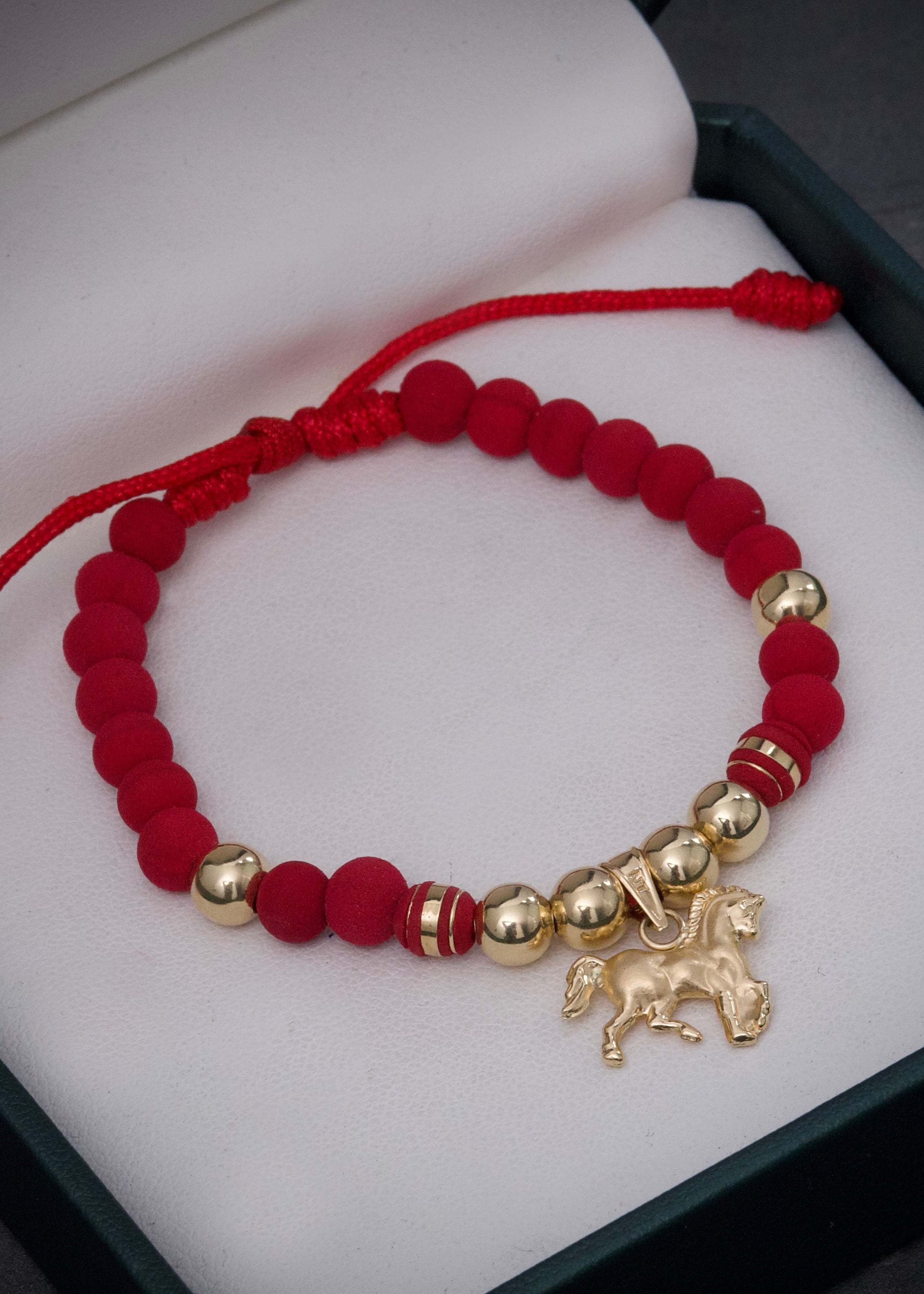 Pulsera en hilo rojo con dije de caballo 2.05gr / Oro Amarillo (Joya) M