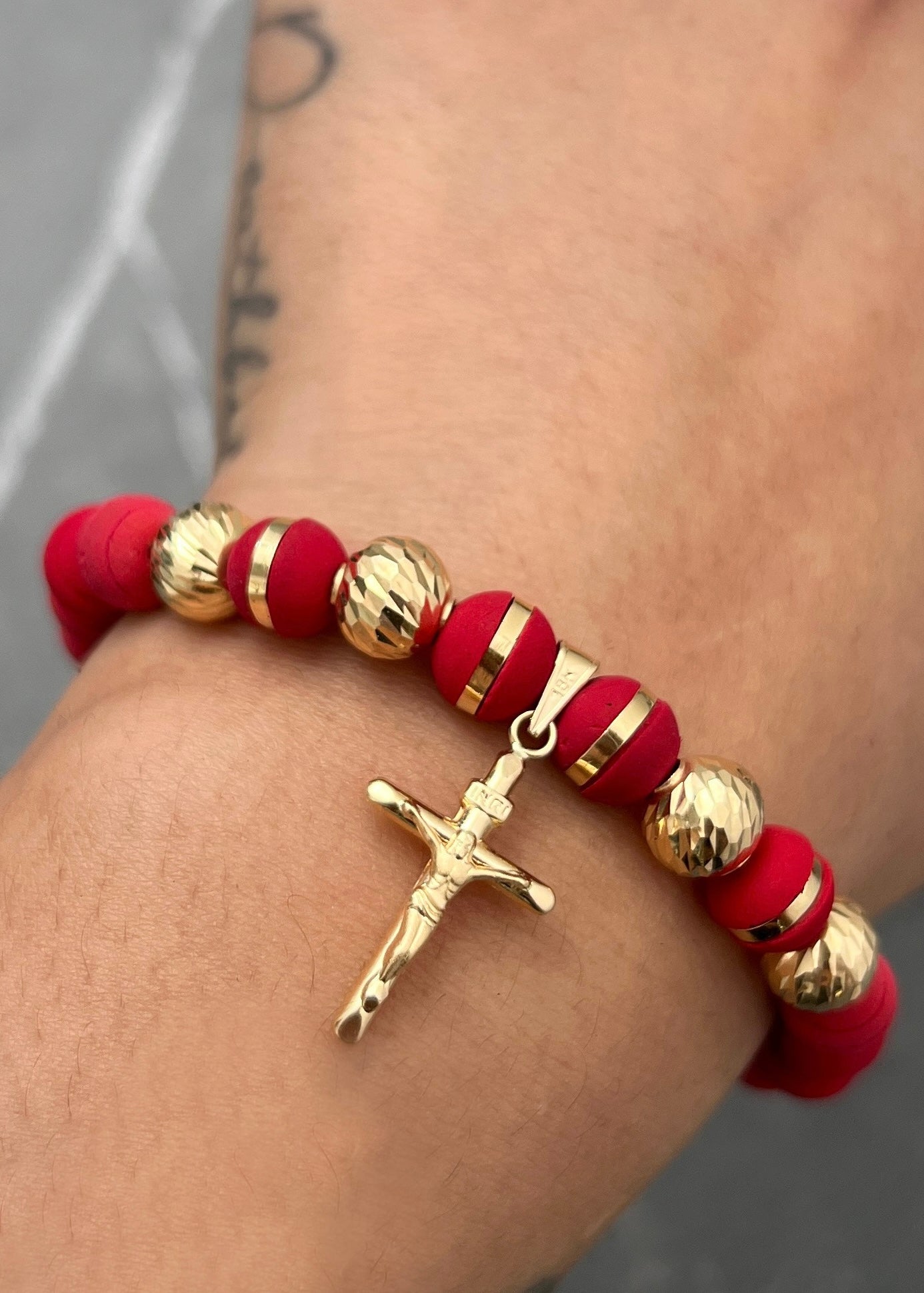 Pulsera en hilo rojo con dije cruz con cristo 2.15gr / Oro Amarillo (Joya) M